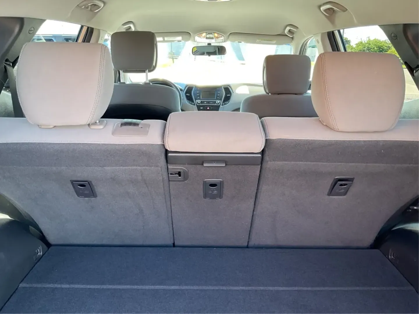 2018 Hyundai Santa Fe 2.4L (5XYZT3LB6JG) with an Theta II 2.4L I-4 gasoline direct injection engine, located at 4508 South Dixie Dr, Moraine, OH, 45439, (937) 908-9800, 39.689976, -84.218452 - Elevate your family adventures and daily commutes with the remarkable 2018 Hyundai Santa Fe, now available at Advantage Car and Credit - Moraine. This SUV is designed to seamlessly fit into your lifestyle, whether you're navigating busy streets, embarking on weekend getaways, or tackling the challen - Photo#12