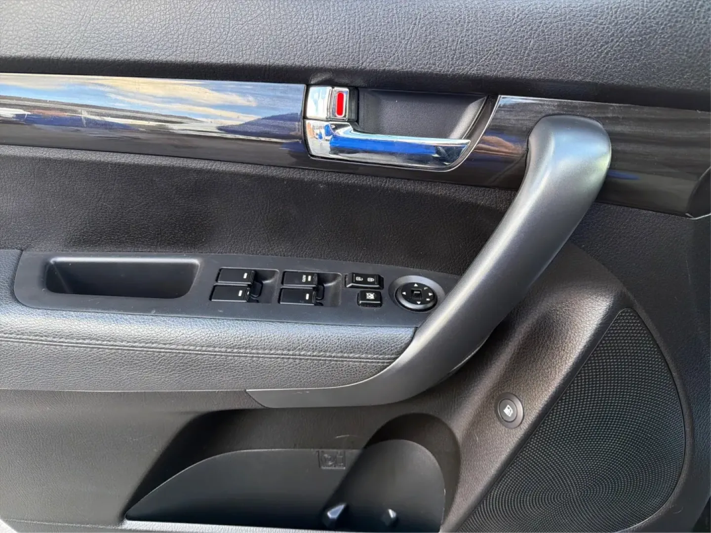 2013 Kia Sorento LX (5XYKT3A15DG) with an 2.4L I-4 DOHC engine, located at 4508 South Dixie Dr, Moraine, OH, 45439, (937) 908-9800, 39.689976, -84.218452 - **Adventure Awaits with the 2013 Kia Sorento LX at Advantage Car and Credit - Moraine!**<br /> <br /> Are you ready for your next family road trip or weekend adventure? The 2013 Kia Sorento LX is the perfect SUV that offers comfort, versatility, and reliability for any lifestyle. Whether you're navi - Photo#17