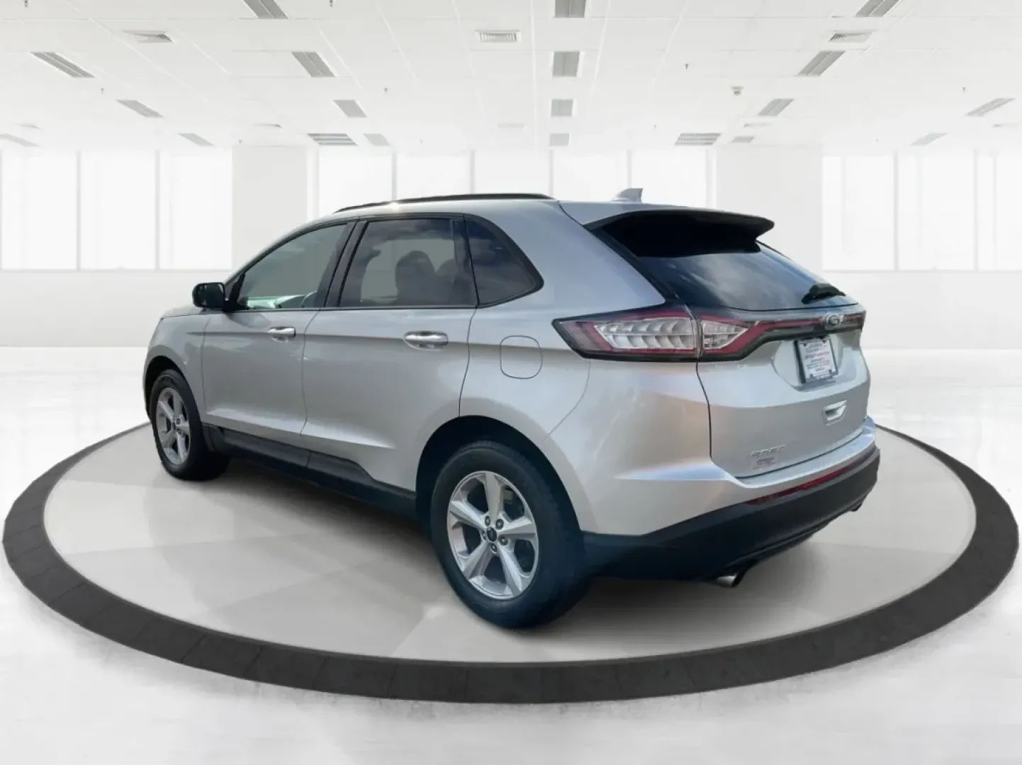 2016 Ford Edge SE (2FMPK4G9XGB) with an EcoBoost 2L I-4 gasoline direct injection engine, located at 1230 East Main St, Xenia, OH, 45385, (937) 908-9800, 39.688026, -83.910172 - Rev up your lifestyle with the perfect blend of style, comfort, and utility that the 2016 Ford Edge SE offers! If you're looking for a reliable SUV that seamlessly fits into your busy life-whether it's taking the kids to school, embarking on family adventures, or handling your daily commute-this veh - Photo#4