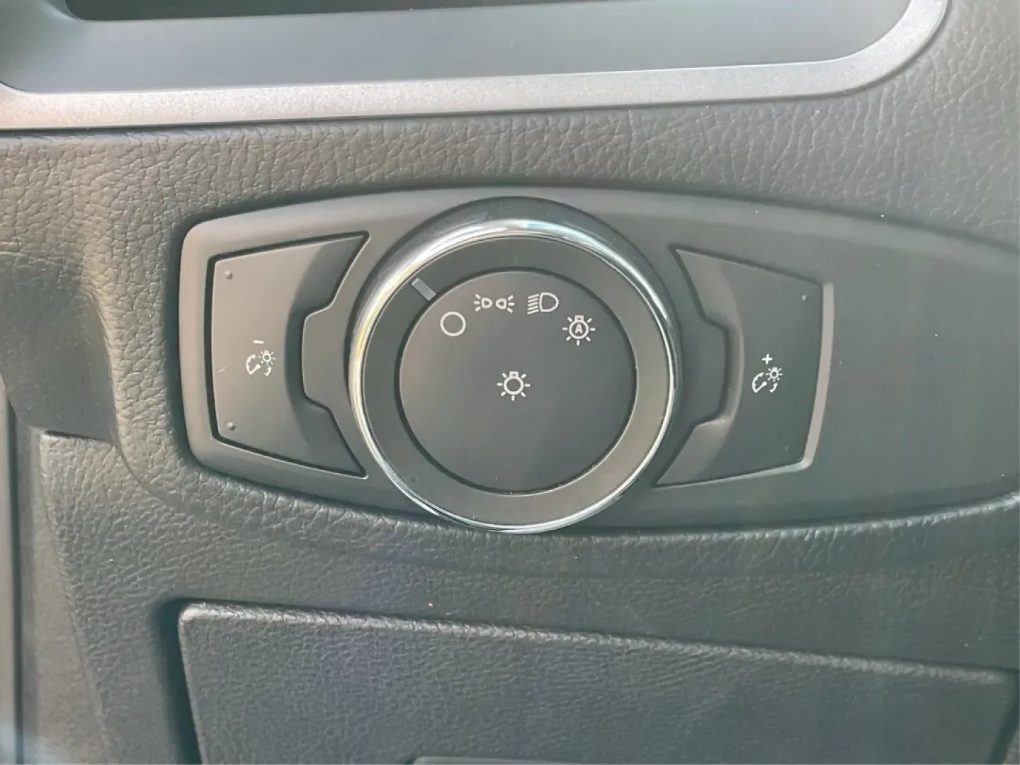 2016 Ford Edge SE (2FMPK4G9XGB) with an EcoBoost 2L I-4 gasoline direct injection engine, located at 1230 East Main St, Xenia, OH, 45385, (937) 908-9800, 39.688026, -83.910172 - Rev up your lifestyle with the perfect blend of style, comfort, and utility that the 2016 Ford Edge SE offers! If you're looking for a reliable SUV that seamlessly fits into your busy life-whether it's taking the kids to school, embarking on family adventures, or handling your daily commute-this veh - Photo#17