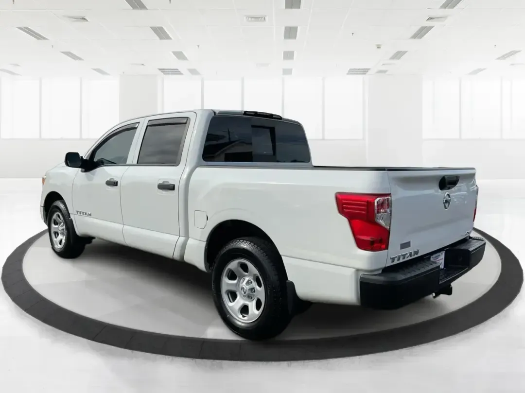 2021 Nissan TITAN Crew Cab S 4x4 (1N6AA1EC4MN) with an Endurance 5.6L V-8 gasoline direct injection engine, 9A transmission, located at 4508 South Dixie Dr, Moraine, OH, 45439, (937) 908-9800, 39.689976, -84.218452 - Discover ultimate versatility and rugged capability with this 2021 Nissan TITAN Crew Cab S 4x4, now available at Advantage Car and Credit in Piqua, OH. Whether you're navigating the bustling streets of Piqua or heading out for weekend adventures, this truck is designed to adapt to your lifestyle. Pe - Photo#4