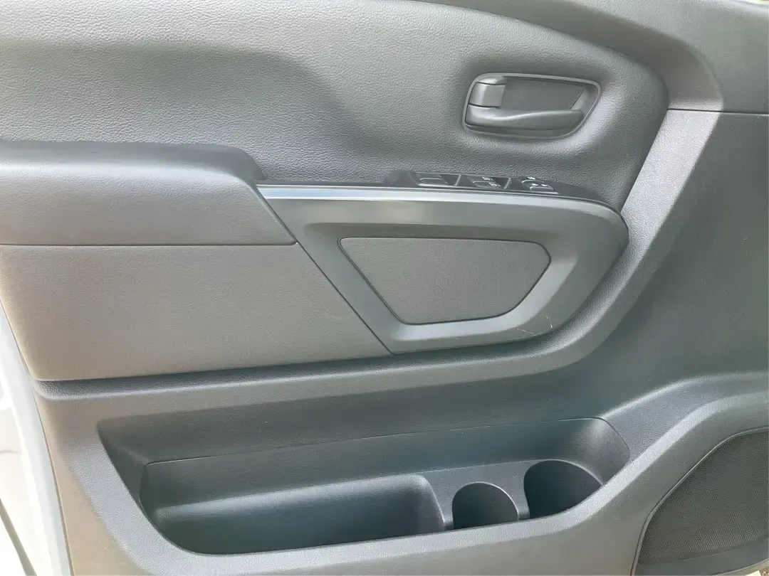 2021 Nissan TITAN Crew Cab S 4x4 (1N6AA1EC4MN) with an Endurance 5.6L V-8 gasoline direct injection engine, 9A transmission, located at 4508 South Dixie Dr, Moraine, OH, 45439, (937) 908-9800, 39.689976, -84.218452 - Discover ultimate versatility and rugged capability with this 2021 Nissan TITAN Crew Cab S 4x4, now available at Advantage Car and Credit in Piqua, OH. Whether you're navigating the bustling streets of Piqua or heading out for weekend adventures, this truck is designed to adapt to your lifestyle. Pe - Photo#17