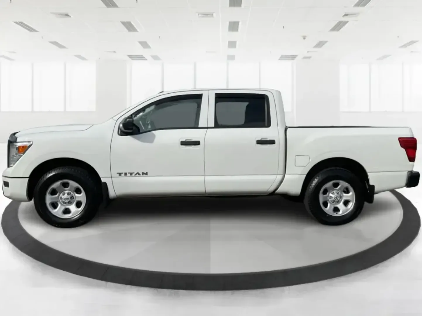 2021 Nissan TITAN Crew Cab S 4x4 (1N6AA1EC4MN) with an Endurance 5.6L V-8 gasoline direct injection engine, 9A transmission, located at 1184 Kauffman Ave, Fairborn, OH, 45324, (937) 908-9800, 39.807072, -84.030914 - Discover ultimate versatility and rugged capability with this 2021 Nissan TITAN Crew Cab S 4x4, now available at Advantage Car and Credit in Piqua, OH. Whether you're navigating the bustling streets of Piqua or heading out for weekend adventures, this truck is designed to adapt to your lifestyle. Pe - Photo#5