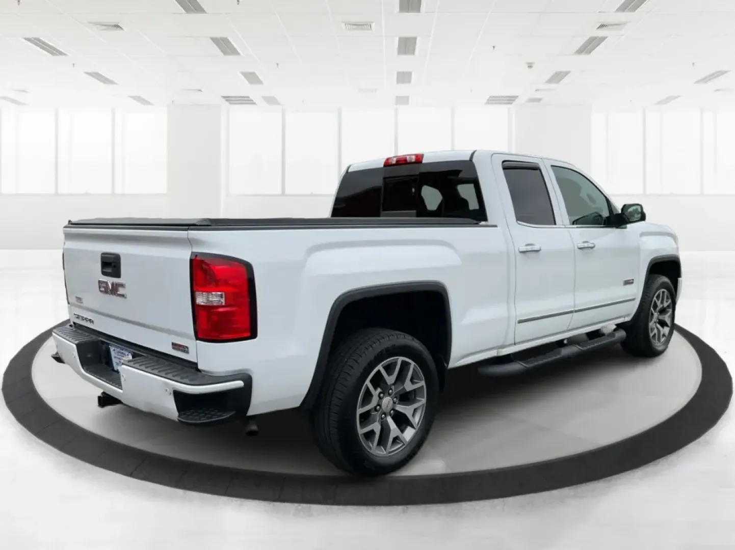 2015 GMC Sierra 1500 SLT (1GTV2VEC7FZ) with an EcoTec3 6.2L V-8 gasoline direct injection engine, located at 1230 East Main St, Xenia, OH, 45385, (937) 908-9800, 39.688026, -83.910172 - **Unlock Your Adventures with the 2015 GMC Sierra 1500 SLT at Advantage Car and Credit - Piqua!**<br /> <br /> If you're seeking a reliable companion for your weekend adventures or a powerful workhorse for everyday tasks, look no further than this stunning 2015 GMC Sierra 1500 SLT. With its robust c - Photo#2