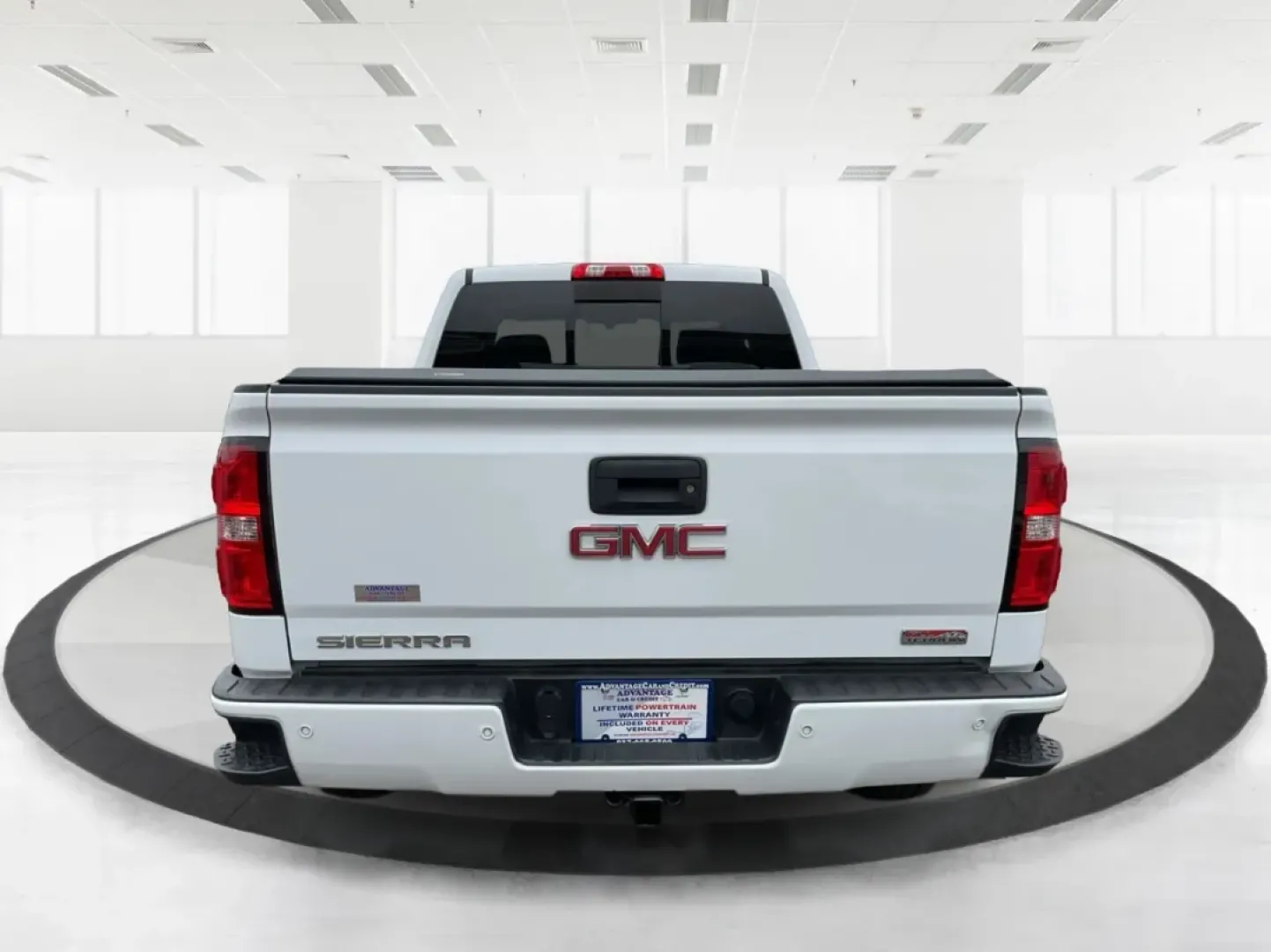 2015 GMC Sierra 1500 SLT (1GTV2VEC7FZ) with an EcoTec3 6.2L V-8 gasoline direct injection engine, located at 1230 East Main St, Xenia, OH, 45385, (937) 908-9800, 39.688026, -83.910172 - **Unlock Your Adventures with the 2015 GMC Sierra 1500 SLT at Advantage Car and Credit - Piqua!**<br /> <br /> If you're seeking a reliable companion for your weekend adventures or a powerful workhorse for everyday tasks, look no further than this stunning 2015 GMC Sierra 1500 SLT. With its robust c - Photo#3