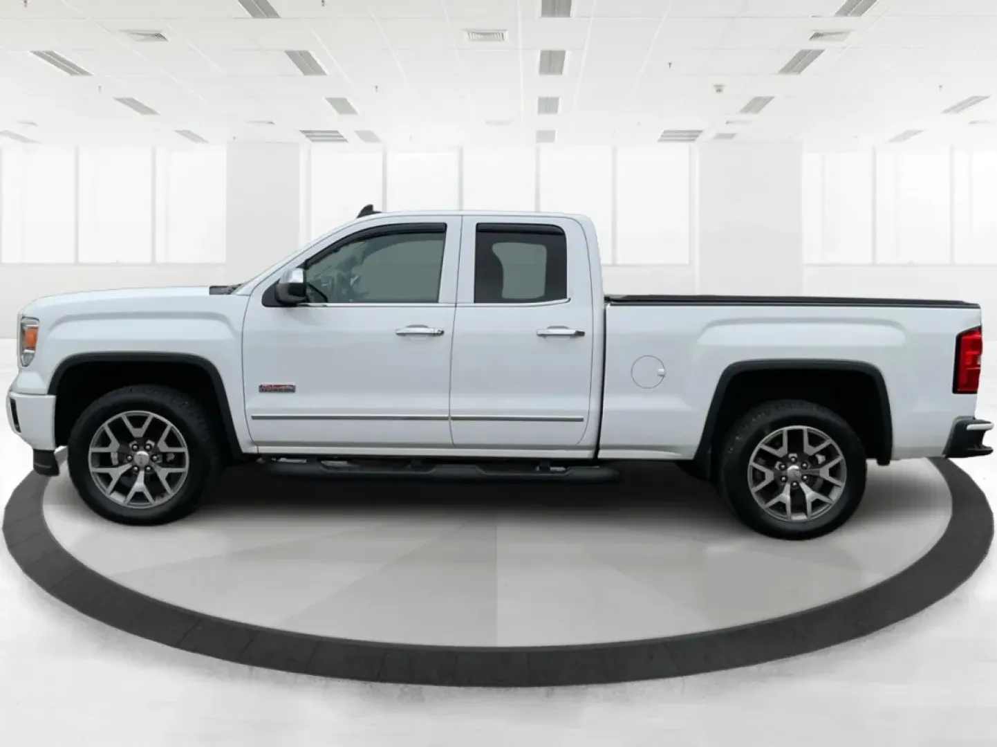 2015 GMC Sierra 1500 SLT (1GTV2VEC7FZ) with an EcoTec3 6.2L V-8 gasoline direct injection engine, located at 1230 East Main St, Xenia, OH, 45385, (937) 908-9800, 39.688026, -83.910172 - **Unlock Your Adventures with the 2015 GMC Sierra 1500 SLT at Advantage Car and Credit - Piqua!**<br /> <br /> If you're seeking a reliable companion for your weekend adventures or a powerful workhorse for everyday tasks, look no further than this stunning 2015 GMC Sierra 1500 SLT. With its robust c - Photo#5