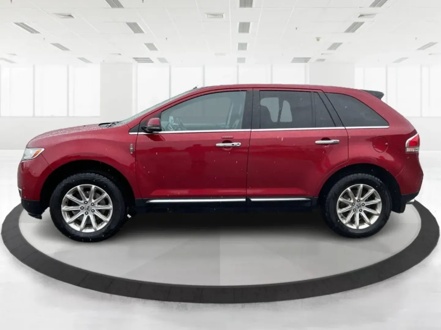 2013 Lincoln MKX Base (2LMDJ8JK8DB) with an Other engine, located at 1951 S Dayton Lakeview Rd., New Carlisle, OH, 45344, (937) 908-9800, 39.890999, -84.050255 - **Drive in Style and Comfort: 2013 Lincoln MKX at Advantage Car and Credit!**<br /> <br /> Are you ready to elevate your daily commute or weekend adventures? The 2013 Lincoln MKX is the perfect vehicle for those seeking luxury, reliability, and versatility. Whether you're a growing family looking fo - Photo#5