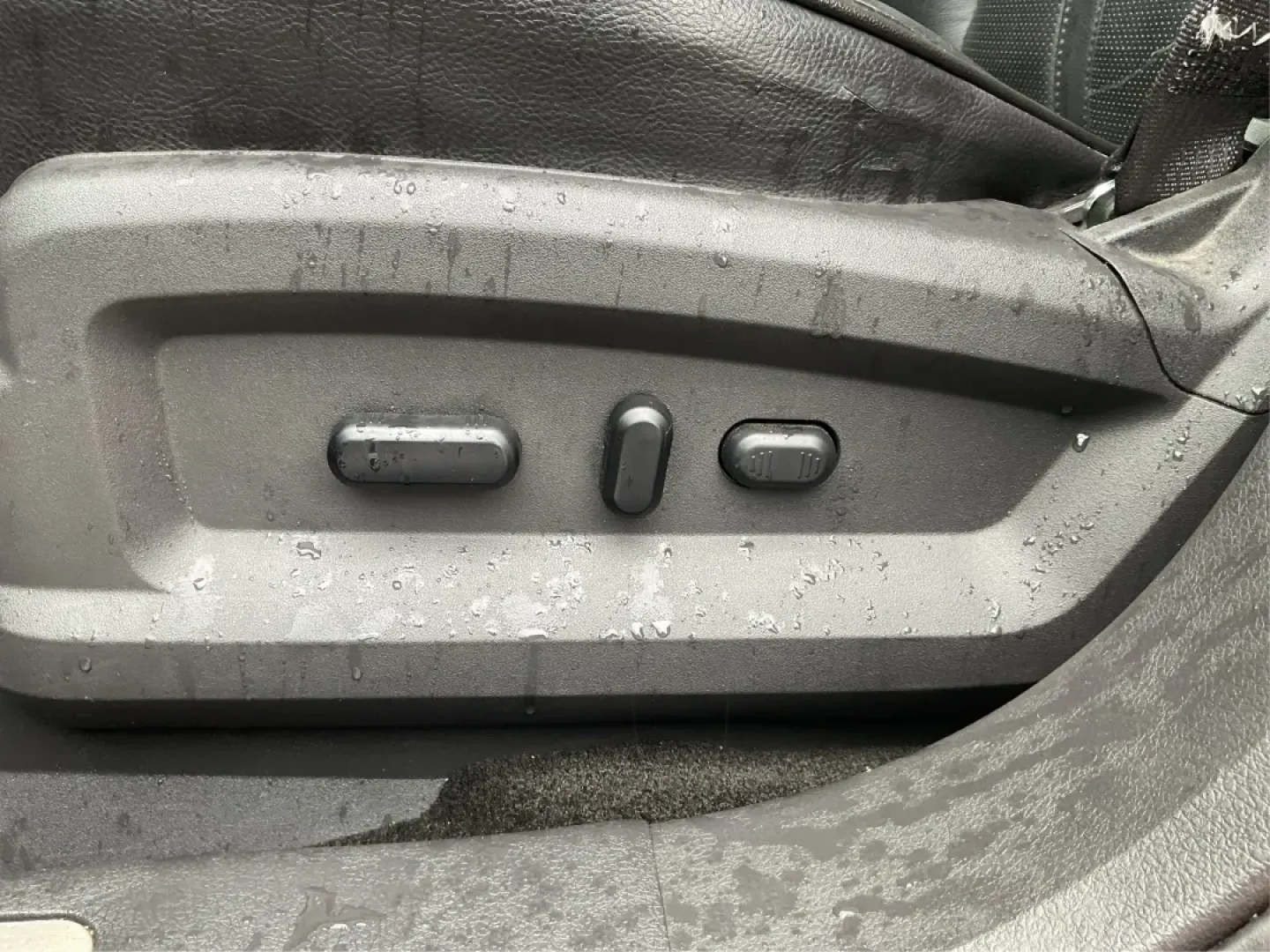 2013 Lincoln MKX Base (2LMDJ8JK8DB) with an Other engine, located at 1951 S Dayton Lakeview Rd., New Carlisle, OH, 45344, (937) 908-9800, 39.890999, -84.050255 - **Drive in Style and Comfort: 2013 Lincoln MKX at Advantage Car and Credit!**<br /> <br /> Are you ready to elevate your daily commute or weekend adventures? The 2013 Lincoln MKX is the perfect vehicle for those seeking luxury, reliability, and versatility. Whether you're a growing family looking fo - Photo#18