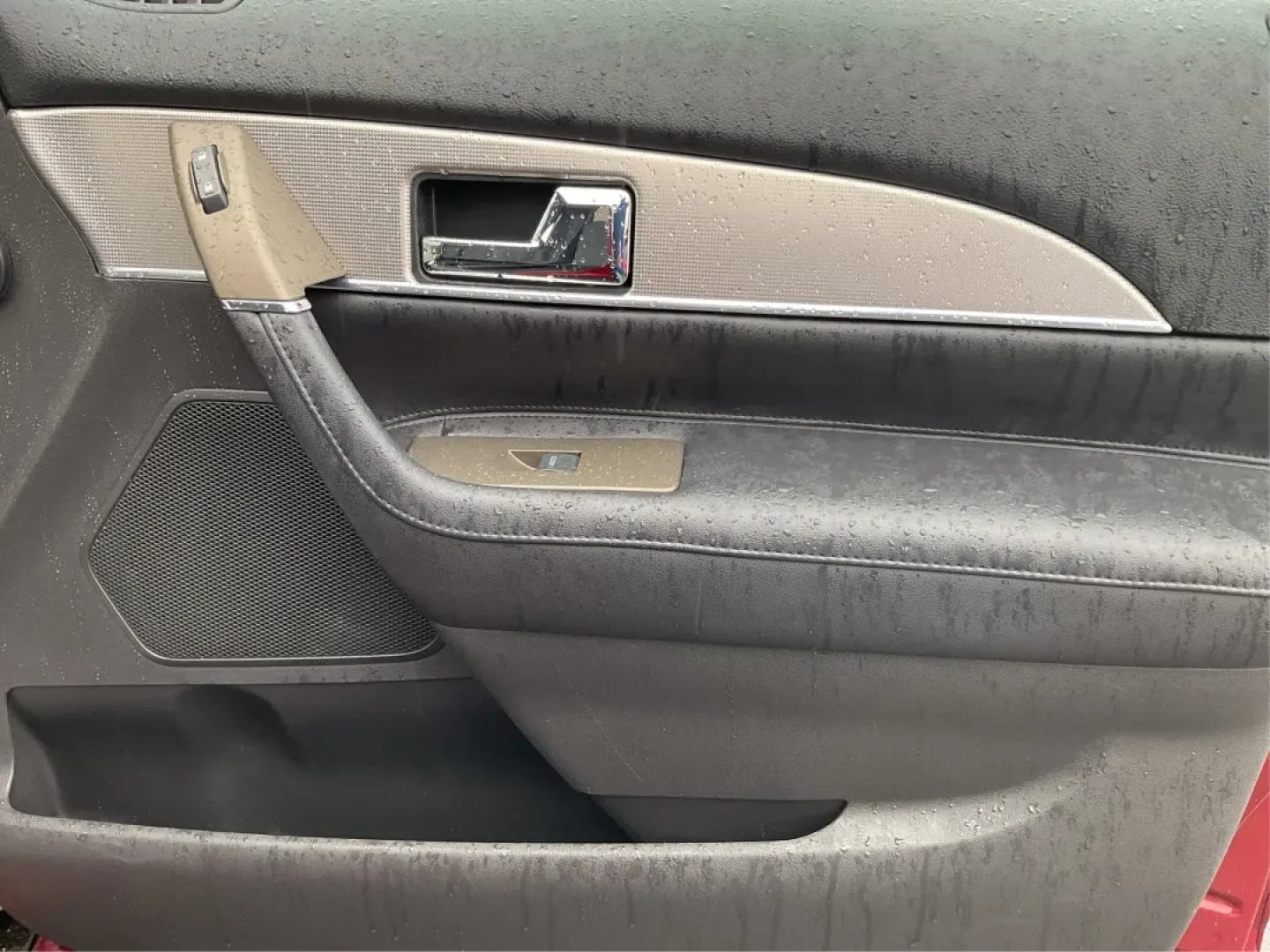 2013 Lincoln MKX Base (2LMDJ8JK8DB) with an Other engine, located at 1951 S Dayton Lakeview Rd., New Carlisle, OH, 45344, (937) 908-9800, 39.890999, -84.050255 - **Drive in Style and Comfort: 2013 Lincoln MKX at Advantage Car and Credit!**<br /> <br /> Are you ready to elevate your daily commute or weekend adventures? The 2013 Lincoln MKX is the perfect vehicle for those seeking luxury, reliability, and versatility. Whether you're a growing family looking fo - Photo#20