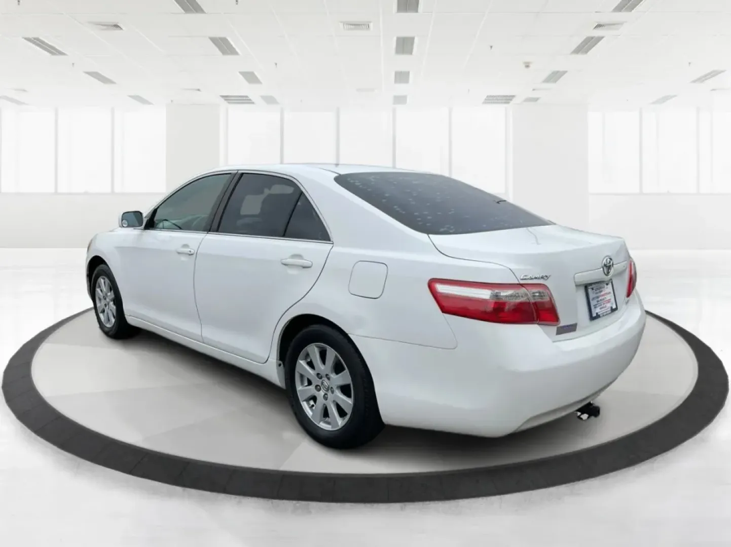 2008 Toyota Camry LE | SE | XLE (4T4BE46K18R) with an 2.4L I-4 DOHC engine, located at 401 Woodman Dr, Riverside, OH, 45431, (937) 908-9800, 39.760899, -84.123421 - Are you on the hunt for a reliable sedan that blends comfort and style with unbeatable affordability? Look no further! The 2008 Toyota Camry LE, available at Advantage Car and Credit in Riverside, OH, is the perfect vehicle for anyone seeking a dependable ride for daily commutes or family outings. W - Photo#4