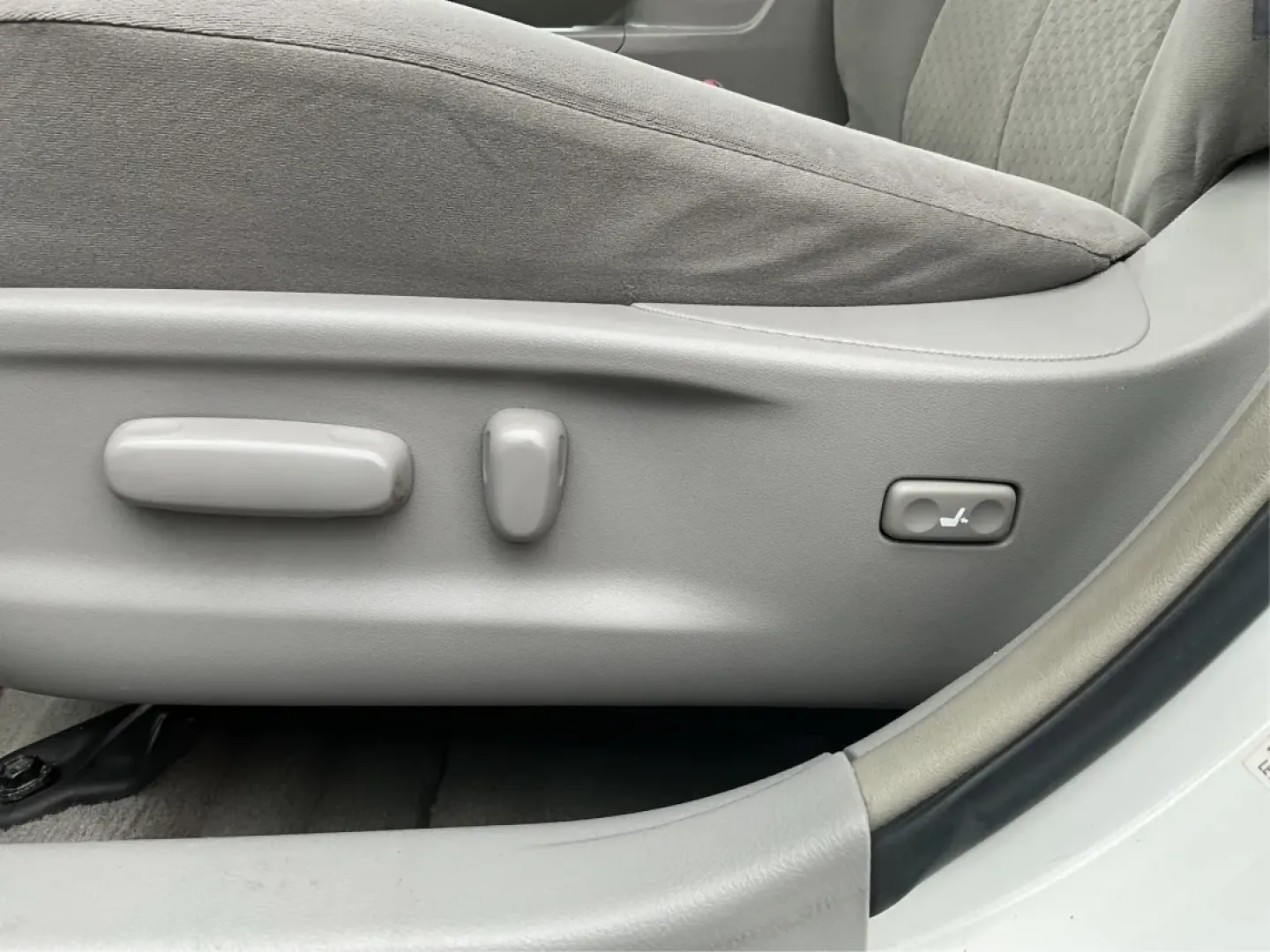 2008 Toyota Camry LE | SE | XLE (4T4BE46K18R) with an 2.4L I-4 DOHC engine, located at 401 Woodman Dr, Riverside, OH, 45431, (937) 908-9800, 39.760899, -84.123421 - Are you on the hunt for a reliable sedan that blends comfort and style with unbeatable affordability? Look no further! The 2008 Toyota Camry LE, available at Advantage Car and Credit in Riverside, OH, is the perfect vehicle for anyone seeking a dependable ride for daily commutes or family outings. W - Photo#17