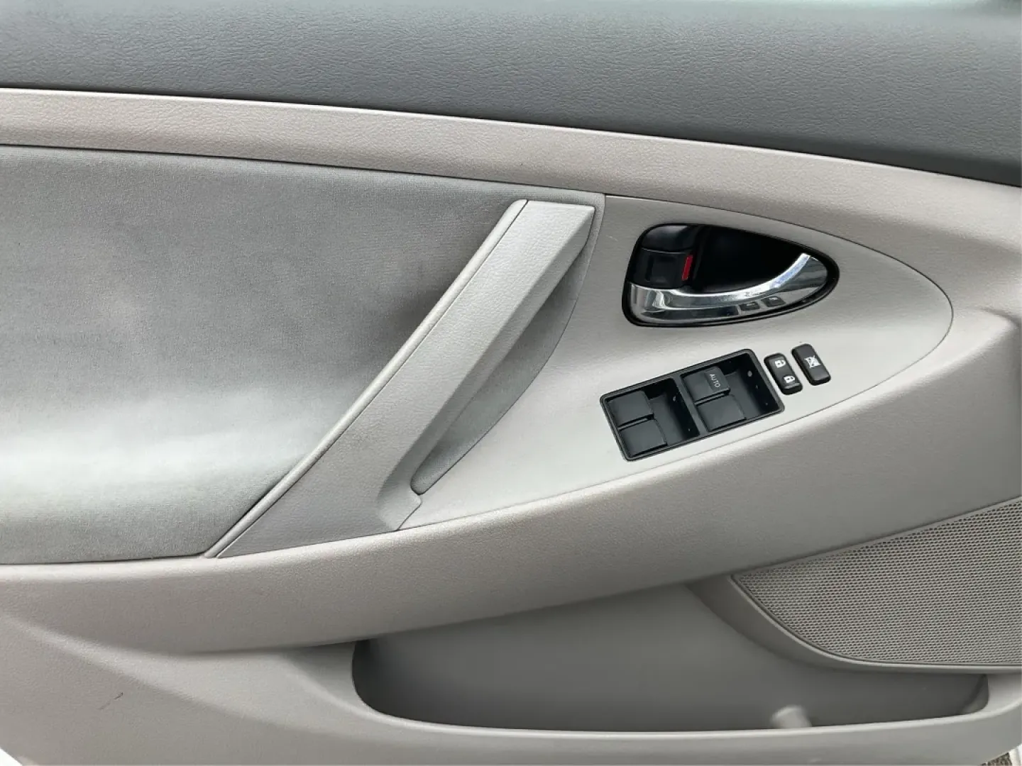 2008 Toyota Camry LE | SE | XLE (4T4BE46K18R) with an 2.4L I-4 DOHC engine, located at 401 Woodman Dr, Riverside, OH, 45431, (937) 908-9800, 39.760899, -84.123421 - Are you on the hunt for a reliable sedan that blends comfort and style with unbeatable affordability? Look no further! The 2008 Toyota Camry LE, available at Advantage Car and Credit in Riverside, OH, is the perfect vehicle for anyone seeking a dependable ride for daily commutes or family outings. W - Photo#18