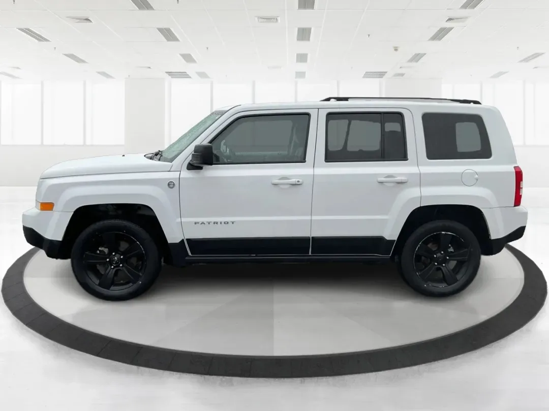 2016 Jeep Patriot Sport (1C4NJRBB5GD) with an 2.4L I-4 DOHC engine, Automatic transmission, located at 1230 East Main St, Xenia, OH, 45385, (937) 908-9800, 39.688026, -83.910172 - **Adventure Awaits with this 2016 Jeep Patriot Sport at Advantage Car and Credit - New Carlisle!**<br /> <br /> Are you ready to embrace the road less traveled? Whether you're planning weekend getaways with family or searching for the perfect commuter car that can handle a bit of adventure, this 201 - Photo#5