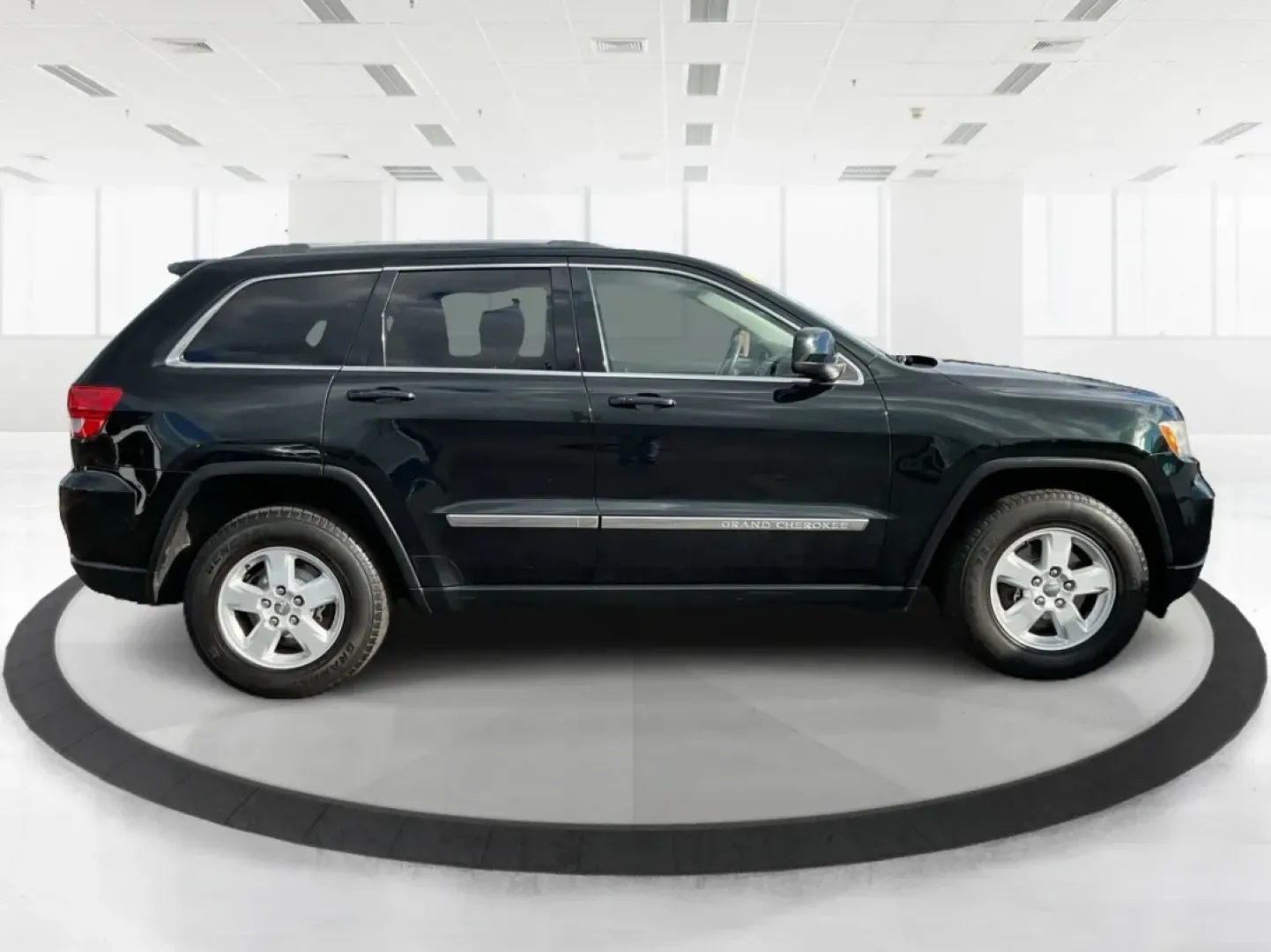 2012 Jeep Grand Cherokee Laredo (1C4RJFAG1CC) with an Other engine, located at 1230 East Main St, Xenia, OH, 45385, (937) 908-9800, 39.688026, -83.910172 - Are you ready to elevate your adventures with a rugged yet refined SUV? Look no further than this 2012 Jeep Grand Cherokee Laredo, now available at Advantage Car and Credit in Xenia, OH. This versatile vehicle is perfect for families embarking on weekend getaways, commuters tackling long drives, or - Photo#1