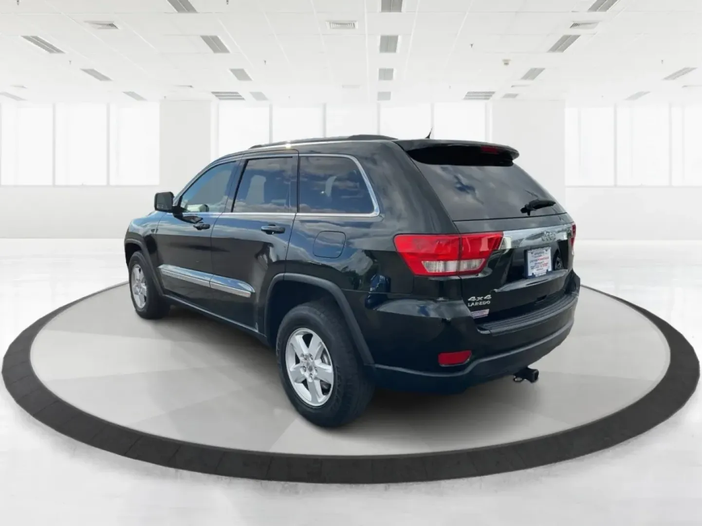 2012 Jeep Grand Cherokee Laredo (1C4RJFAG1CC) with an Other engine, located at 1230 East Main St, Xenia, OH, 45385, (937) 908-9800, 39.688026, -83.910172 - Are you ready to elevate your adventures with a rugged yet refined SUV? Look no further than this 2012 Jeep Grand Cherokee Laredo, now available at Advantage Car and Credit in Xenia, OH. This versatile vehicle is perfect for families embarking on weekend getaways, commuters tackling long drives, or - Photo#4