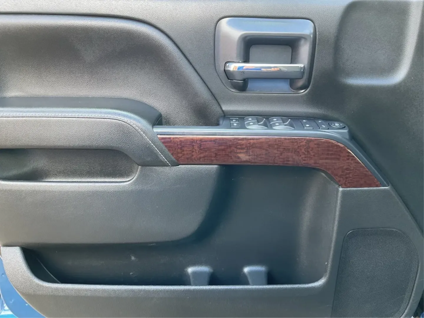 2018 GMC Sierra 1500 SLE (3GTU2MEC2JG) with an 5.3 engine, located at 1230 East Main St, Xenia, OH, 45385, (937) 908-9800, 39.688026, -83.910172 - Elevate your lifestyle with the unparalleled capability and comfort of the 2018 GMC Sierra 1500 SLE, now available at Advantage Car and Credit in Xenia, OH. This crew cab truck is not just a vehicle; it's a versatile companion for weekend adventures, family outings, and daily commutes alike. If you' - Photo#18