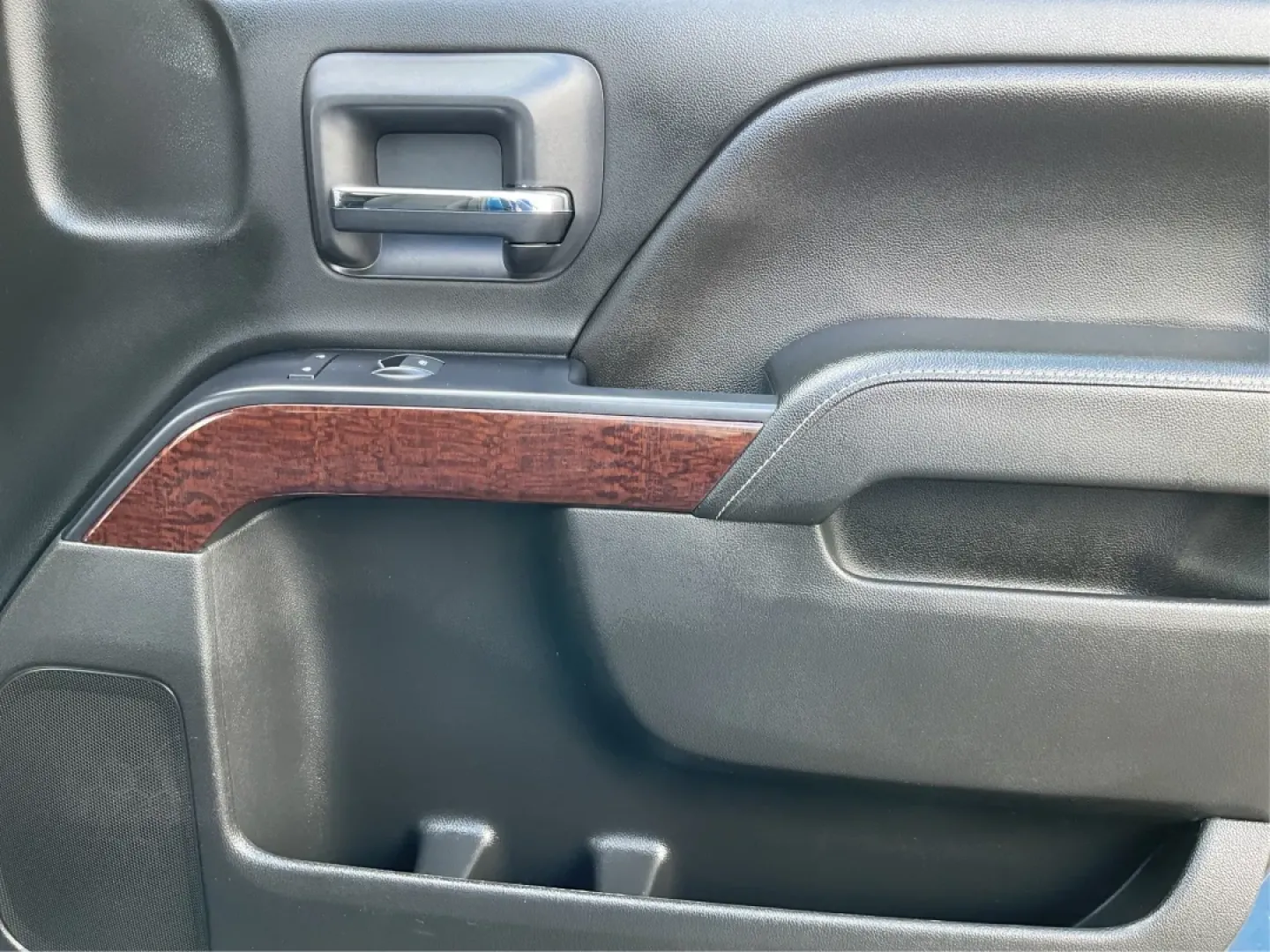 2018 GMC Sierra 1500 SLE (3GTU2MEC2JG) with an 5.3 engine, located at 1230 East Main St, Xenia, OH, 45385, (937) 908-9800, 39.688026, -83.910172 - Elevate your lifestyle with the unparalleled capability and comfort of the 2018 GMC Sierra 1500 SLE, now available at Advantage Car and Credit in Xenia, OH. This crew cab truck is not just a vehicle; it's a versatile companion for weekend adventures, family outings, and daily commutes alike. If you' - Photo#19