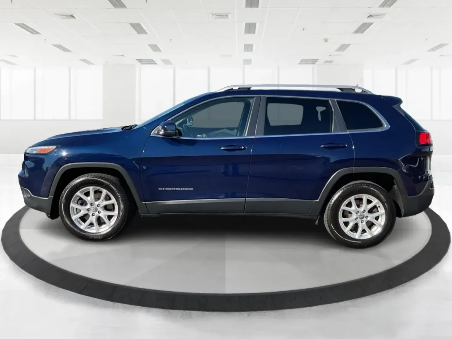 2015 Jeep Cherokee Latitude (1C4PJMCS5FW) with an Other engine, located at 4508 South Dixie Dr, Moraine, OH, 45439, (937) 908-9800, 39.689976, -84.218452 - **Adventure Awaits with the 2015 Jeep Cherokee Latitude at Advantage Car and Credit Moraine**<br /> <br /> Are you ready to elevate your lifestyle with a rugged yet refined vehicle? Whether you're commuting through the bustling streets of Moraine or embarking on a weekend adventure to nearby attrac - Photo#5
