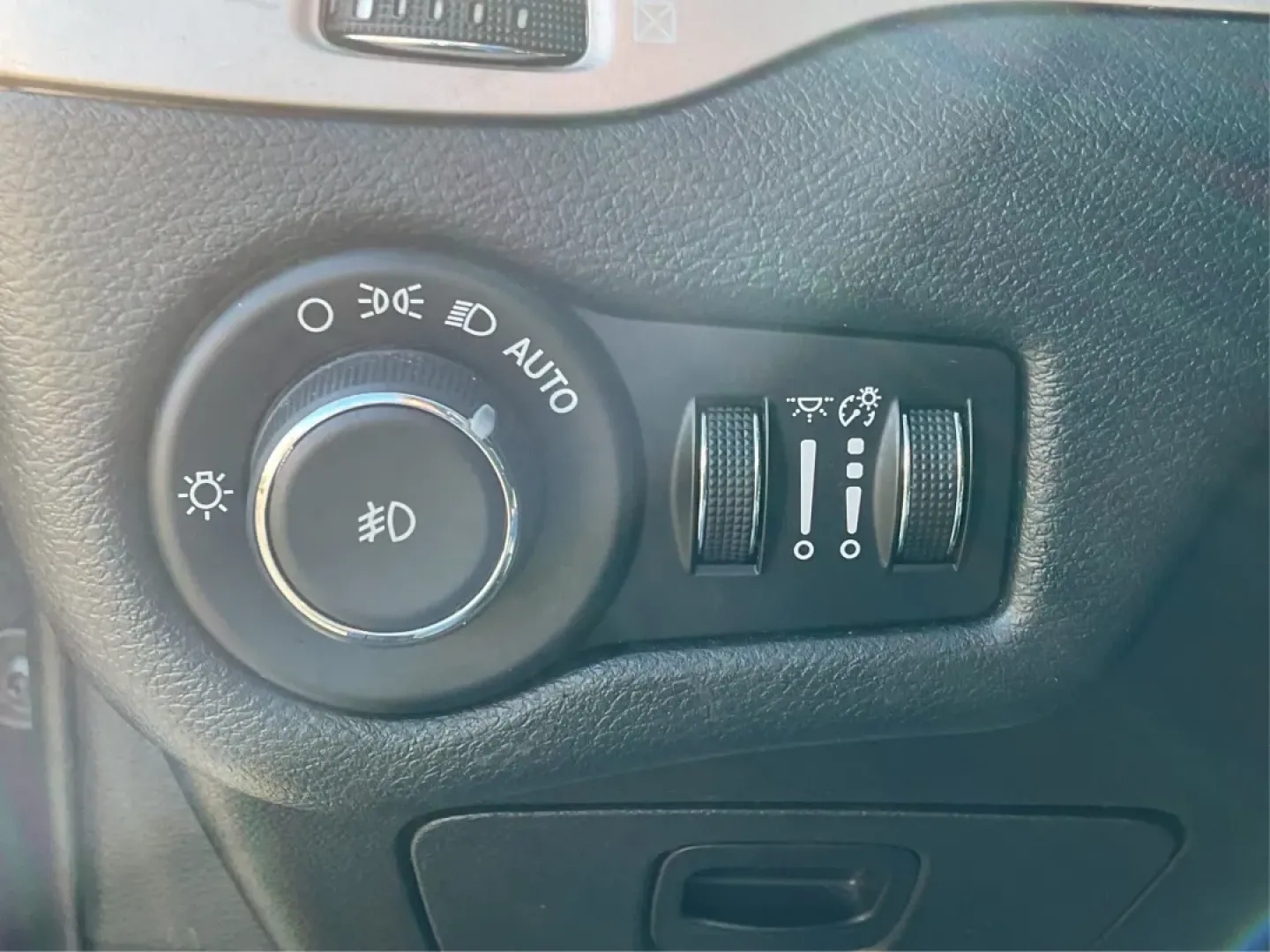 2015 Jeep Cherokee Latitude (1C4PJMCS5FW) with an Other engine, located at 4508 South Dixie Dr, Moraine, OH, 45439, (937) 908-9800, 39.689976, -84.218452 - **Adventure Awaits with the 2015 Jeep Cherokee Latitude at Advantage Car and Credit Moraine**<br /> <br /> Are you ready to elevate your lifestyle with a rugged yet refined vehicle? Whether you're commuting through the bustling streets of Moraine or embarking on a weekend adventure to nearby attrac - Photo#17