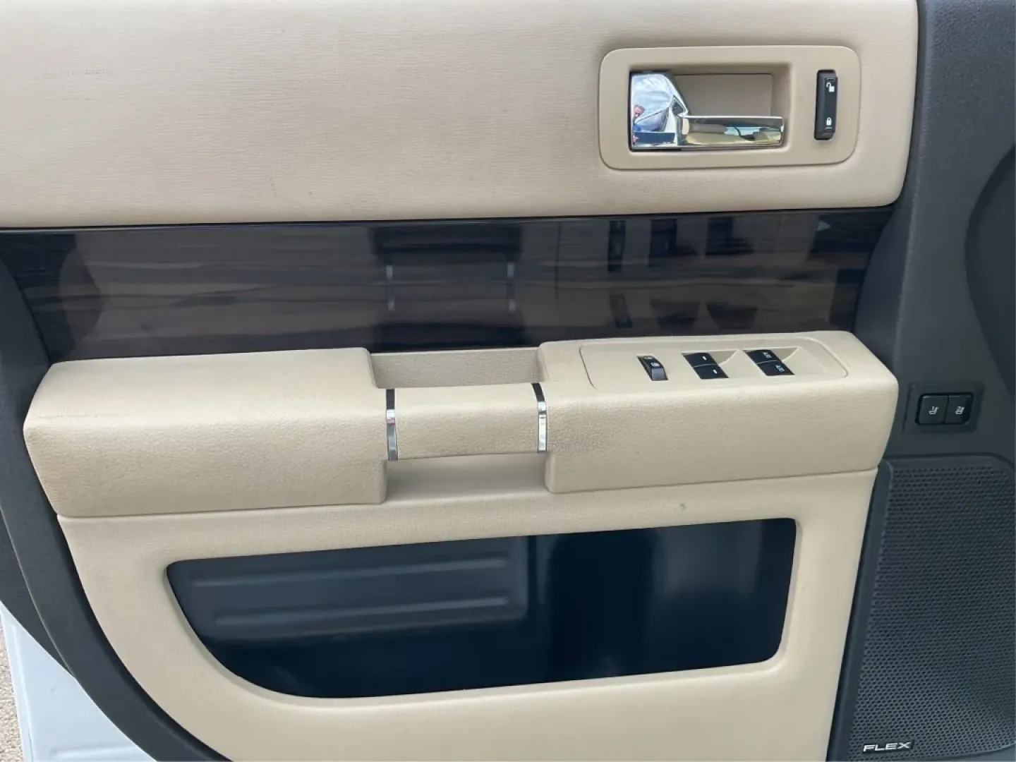 2015 Ford Flex SEL (2FMHK6C89FB) with an 3.5L V-6 DOHC engine, located at 4508 South Dixie Dr, Moraine, OH, 45439, (937) 908-9800, 39.689976, -84.218452 - 2015 Ford Flex SEL - Photo#19