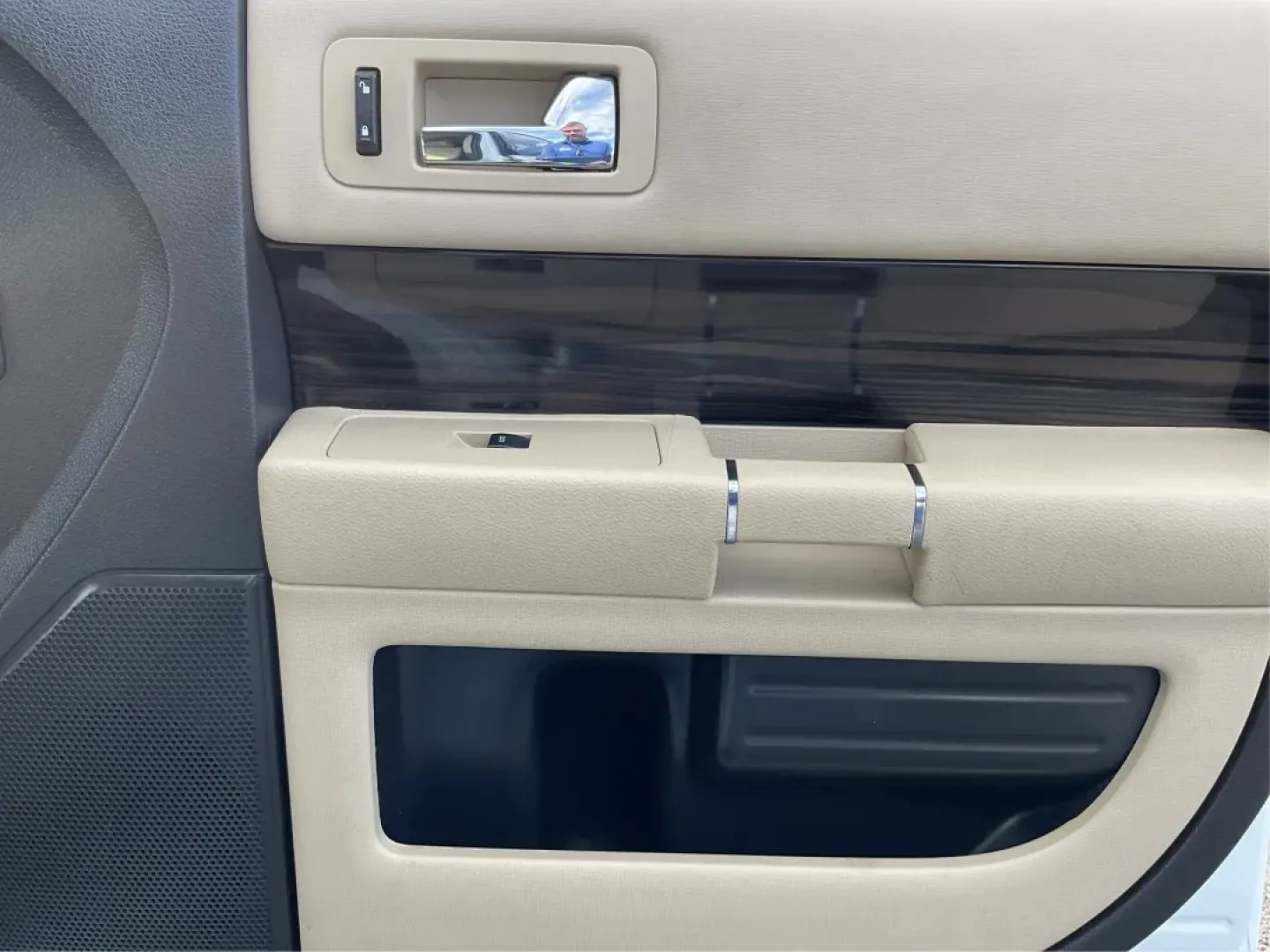 2015 Ford Flex SEL (2FMHK6C89FB) with an 3.5L V-6 DOHC engine, located at 4508 South Dixie Dr, Moraine, OH, 45439, (937) 908-9800, 39.689976, -84.218452 - 2015 Ford Flex SEL - Photo#20