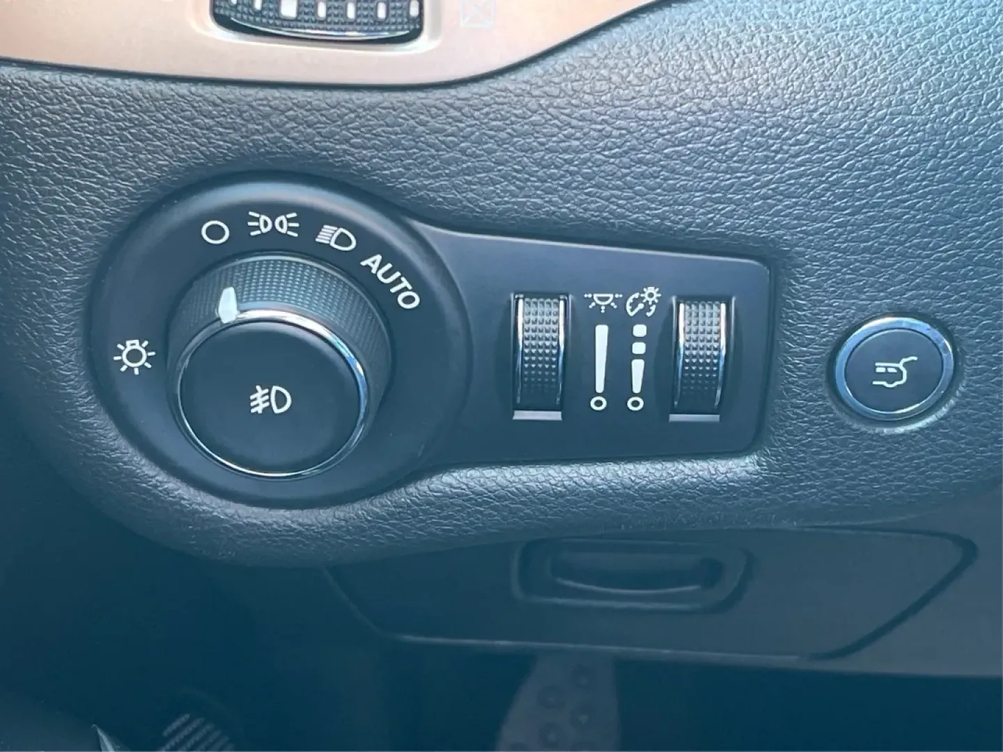 2014 Jeep Cherokee Limited (1C4PJLDB2EW) with an Other engine, located at 1230 East Main St, Xenia, OH, 45385, (937) 908-9800, 39.688026, -83.910172 - **Unleash Your Adventurous Spirit with the 2014 Jeep Cherokee Limited!**<br /> <br /> Are you ready to enhance your lifestyle with a vehicle that perfectly balances comfort, capability, and style? Look no further than the 2014 Jeep Cherokee Limited, available now at Advantage Car and Credit in Xenia - Photo#17