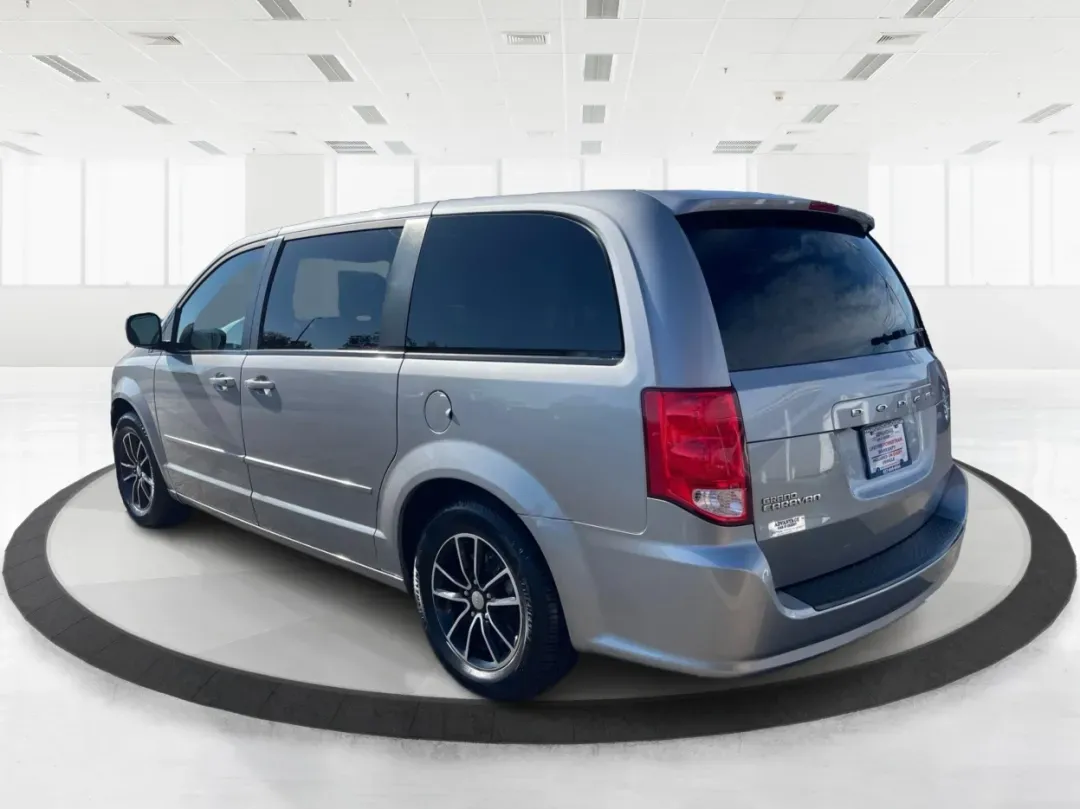 2017 Dodge Grand Caravan SE Plus (2C4RDGBGXHR) with an Pentastar 3.6L V-6 DOHC engine, located at 1230 East Main St, Xenia, OH, 45385, (937) 908-9800, 39.688026, -83.910172 - 2017 Dodge Grand Caravan SE Plus - Photo#4