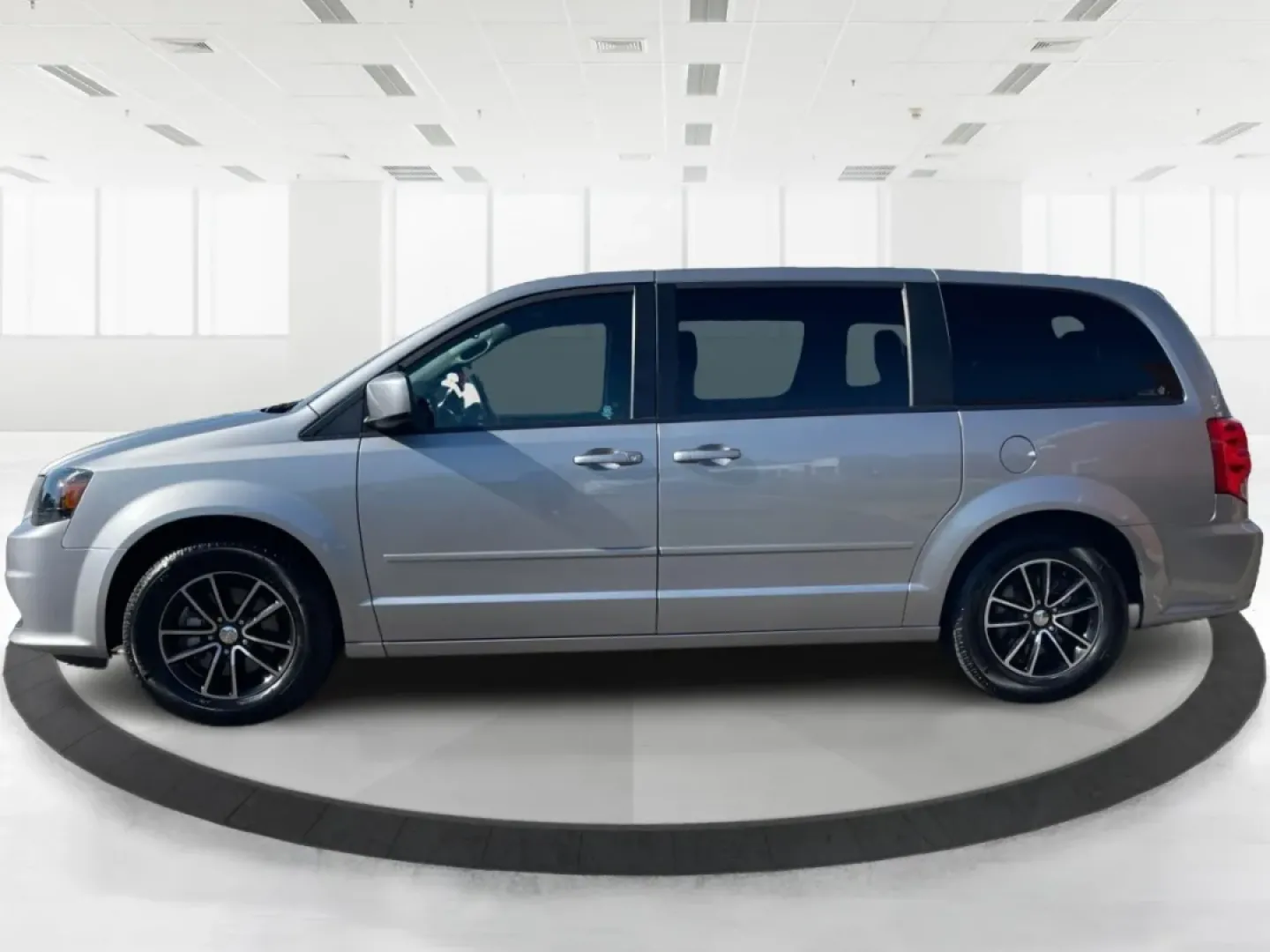 2017 Dodge Grand Caravan SE Plus (2C4RDGBGXHR) with an Pentastar 3.6L V-6 DOHC engine, located at 1230 East Main St, Xenia, OH, 45385, (937) 908-9800, 39.688026, -83.910172 - Are you ready to hit the road for family adventures or daily commutes? The 2017 Dodge Grand Caravan SE Plus is your ideal companion, blending comfort, versatility, and reliability in one stylish package. Perfect for growing families or anyone in need of a spacious ride, this passenger van is designe - Photo#5