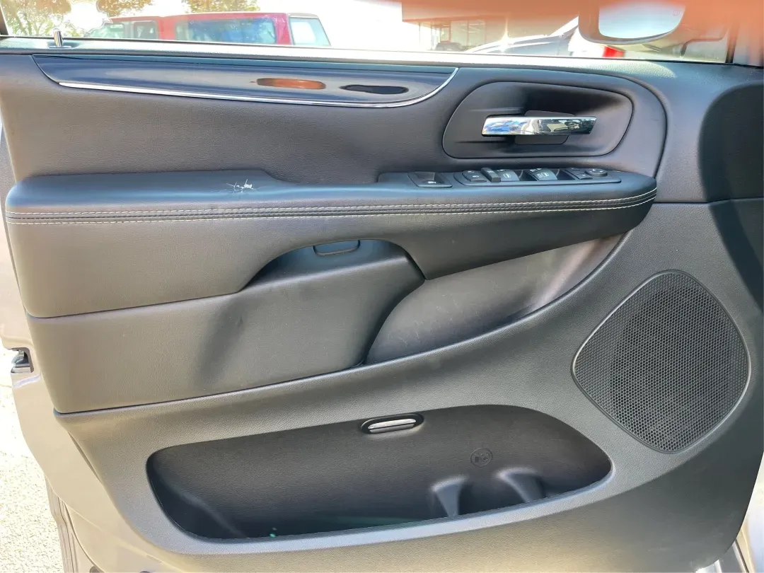 2017 Dodge Grand Caravan SE Plus (2C4RDGBGXHR) with an Pentastar 3.6L V-6 DOHC engine, located at 1230 East Main St, Xenia, OH, 45385, (937) 908-9800, 39.688026, -83.910172 - 2017 Dodge Grand Caravan SE Plus - Photo#19