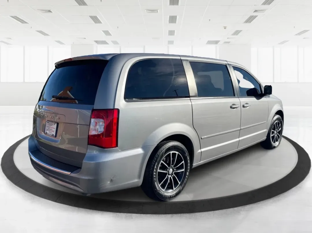 2016 Dodge Grand Caravan SE (2C4RDGBG0GR) with an Pentastar 3.6L V-6 DOHC engine, located at 1230 East Main St, Xenia, OH, 45385, (937) 908-9800, 39.688026, -83.910172 - **Experience the Freedom of Family Adventures with the 2016 Dodge Grand Caravan SE!** <br /> <br /> Are you in search of the perfect vehicle for family road trips, daily commutes, or weekend adventures? Look no further than the 2016 Dodge Grand Caravan SE, available at Advantage Car and Credit in X - Photo#2