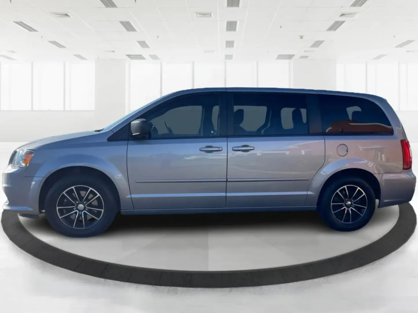 2016 Dodge Grand Caravan SE (2C4RDGBG0GR) with an Pentastar 3.6L V-6 DOHC engine, located at 1230 East Main St, Xenia, OH, 45385, (937) 908-9800, 39.688026, -83.910172 - **Experience the Freedom of Family Adventures with the 2016 Dodge Grand Caravan SE!** <br /> <br /> Are you in search of the perfect vehicle for family road trips, daily commutes, or weekend adventures? Look no further than the 2016 Dodge Grand Caravan SE, available at Advantage Car and Credit in X - Photo#5