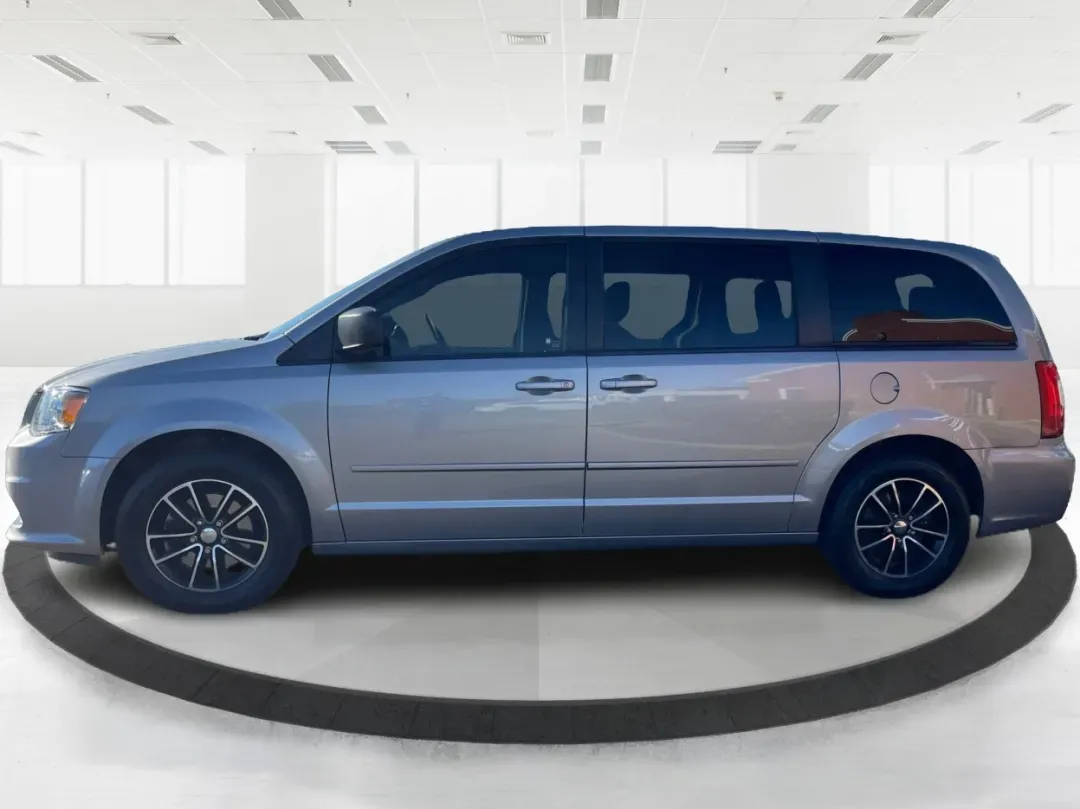 2016 Dodge Grand Caravan SE (2C4RDGBG0GR) with an Pentastar 3.6L V-6 DOHC engine, located at 1230 East Main St, Xenia, OH, 45385, (937) 908-9800, 39.688026, -83.910172 - **Experience the Freedom of Family Adventures with the 2016 Dodge Grand Caravan SE!** <br /> <br /> Are you in search of the perfect vehicle for family road trips, daily commutes, or weekend adventures? Look no further than the 2016 Dodge Grand Caravan SE, available at Advantage Car and Credit in X - Photo#5