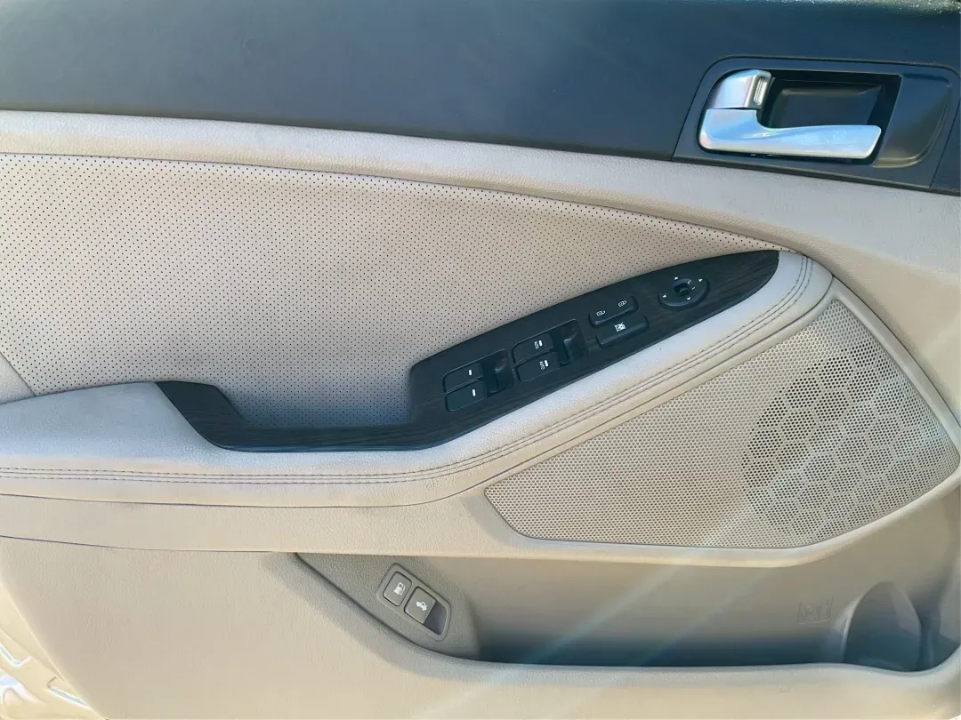 2015 Kia Optima EX (5XXGN4A74FG) with an Theta II 2.4L I-4 gasoline direct injection engine, 6-Speed Automatic transmission, located at 4508 South Dixie Dr, Moraine, OH, 45439, (937) 908-9800, 39.689976, -84.218452 - Experience the perfect blend of style, comfort, and reliability with this 2015 Kia Optima EX at Advantage Car and Credit in Xenia, OH. Whether you're embarking on daily commutes, family road trips, or simply looking for a trusty companion for your adventures, this vehicle is designed to meet your di - Photo#18