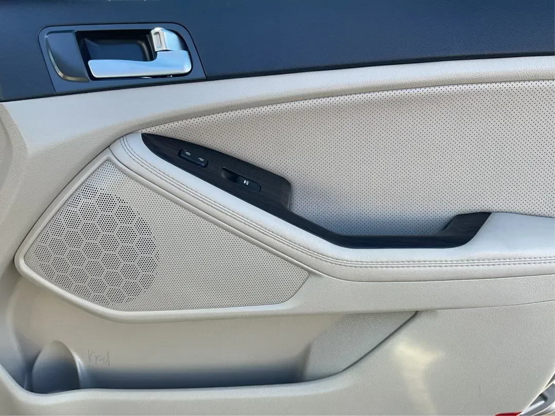 2015 Kia Optima EX (5XXGN4A74FG) with an Theta II 2.4L I-4 gasoline direct injection engine, 6-Speed Automatic transmission, located at 4508 South Dixie Dr, Moraine, OH, 45439, (937) 908-9800, 39.689976, -84.218452 - Experience the perfect blend of style, comfort, and reliability with this 2015 Kia Optima EX at Advantage Car and Credit in Xenia, OH. Whether you're embarking on daily commutes, family road trips, or simply looking for a trusty companion for your adventures, this vehicle is designed to meet your di - Photo#19