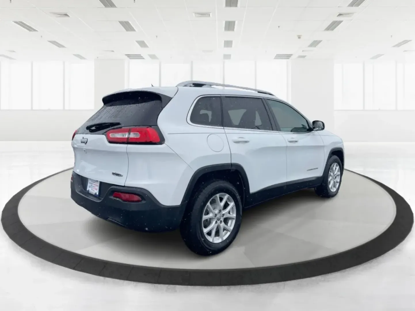 2015 Jeep Cherokee Latitude (1C4PJMCB7FW) with an Other engine, located at 4508 South Dixie Dr, Moraine, OH, 45439, (937) 908-9800, 39.689976, -84.218452 - **Adventure Awaits with the 2015 Jeep Cherokee Latitude - Perfect for Your Next Journey!**<br /> <br /> If you're searching for a versatile, reliable vehicle that seamlessly fits into your busy lifestyle, look no further than this stunning 2015 Jeep Cherokee Latitude, now available at Advantage Car - Photo#2