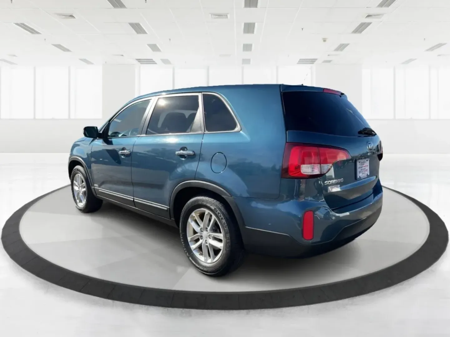 2014 Kia Sorento LX (5XYKTCA66EG) with an 2.4L I-4 gasoline direct injection engine, located at 4508 South Dixie Dr, Moraine, OH, 45439, (937) 908-9800, 39.689976, -84.218452 - ### Adventure Awaits with the 2014 Kia Sorento LX at Advantage Car and Credit - Moraine!<br /> <br /> Are you ready to elevate your family outings, weekend getaways, or daily commutes? The **2014 Kia Sorento LX** is your ultimate companion for all adventures, blending comfort, functionality, and sty - Photo#3