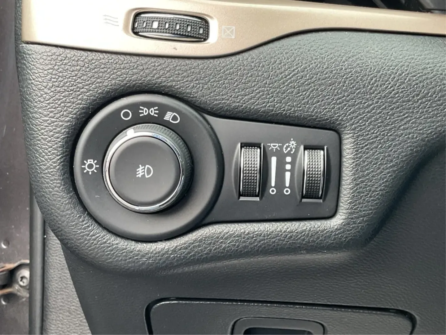 2014 Jeep Cherokee Latitude (1C4PJLCB1EW) with an Other engine, located at 1951 S Dayton Lakeview Rd., New Carlisle, OH, 45344, (937) 908-9800, 39.890999, -84.050255 - **Explore Adventure with the 2014 Jeep Cherokee Latitude at Advantage Car and Credit!**<br /> <br /> Are you ready to elevate your weekend adventures or enhance your daily commute? Look no further than this stunning 2014 Jeep Cherokee Latitude, available now at Advantage Car and Credit in New Carlis - Photo#17