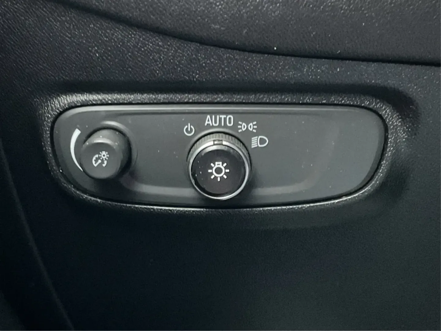 2019 Chevrolet Equinox LT (3GNAXKEV6KS) with an 1.5L I-4 gasoline direct injection engine, located at 8750 N County Rd 25A, Piqua, OH, 45356, (937) 908-9800, 40.164391, -84.232513 - **Unleash the Adventure with This 2019 Chevrolet Equinox LT: Your Perfect SUV Awaits!**<br /> <br /> If you're searching for a versatile SUV that can effortlessly transition from busy weekdays to weekend getaways, look no further than this stunning 2019 Chevrolet Equinox LT, available now at Advanta - Photo#17