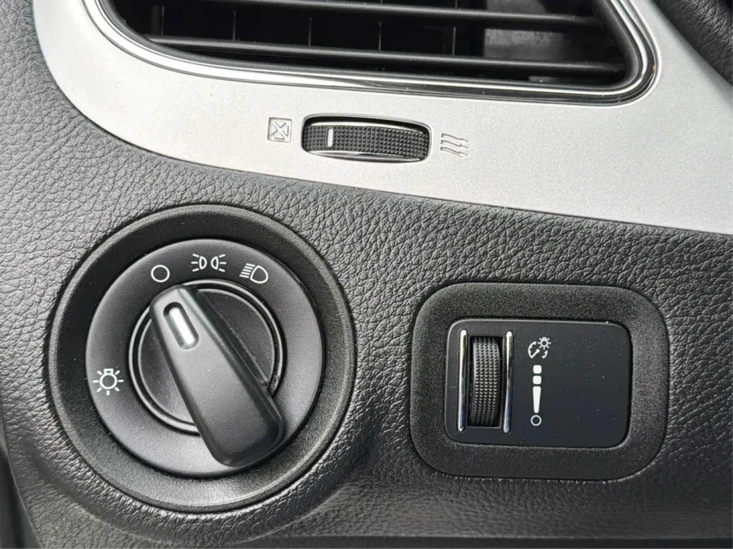 2016 Dodge Journey SE (3C4PDCAB1GT) with an Tigershark MultiAir 2.4L I-4 DOHC engine, located at 1099 N County Rd 25A , Troy, OH, 45373, (937) 908-9800, 40.057079, -84.212883 - Are you searching for the perfect vehicle to accommodate your growing family or enhance your daily commute? Look no further than this stunning 2016 Dodge Journey SE, available now at Advantage Car and Credit in Troy, OH! With its spacious interior and excellent features, this budget-friendly SUV is - Photo#17