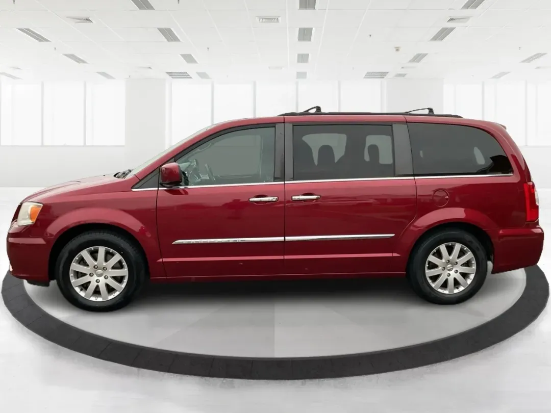 2016 Chrysler Town and Country Touring (2C4RC1BG8GR) with an Pentastar 3.6L V-6 DOHC engine, located at 880 E. National Road, Vandalia, OH, 45377, (937) 908-9800, 39.891918, -84.183594 - **Find Your Family Adventure with This 2016 Chrysler Town and Country at Advantage Car and Credit - Vandalia!**<br /> <br /> Imagine packing up your family and hitting the open road in a reliable, spacious van that caters to all your travel needs. The 2016 Chrysler Town and Country is your ticke - Photo#5