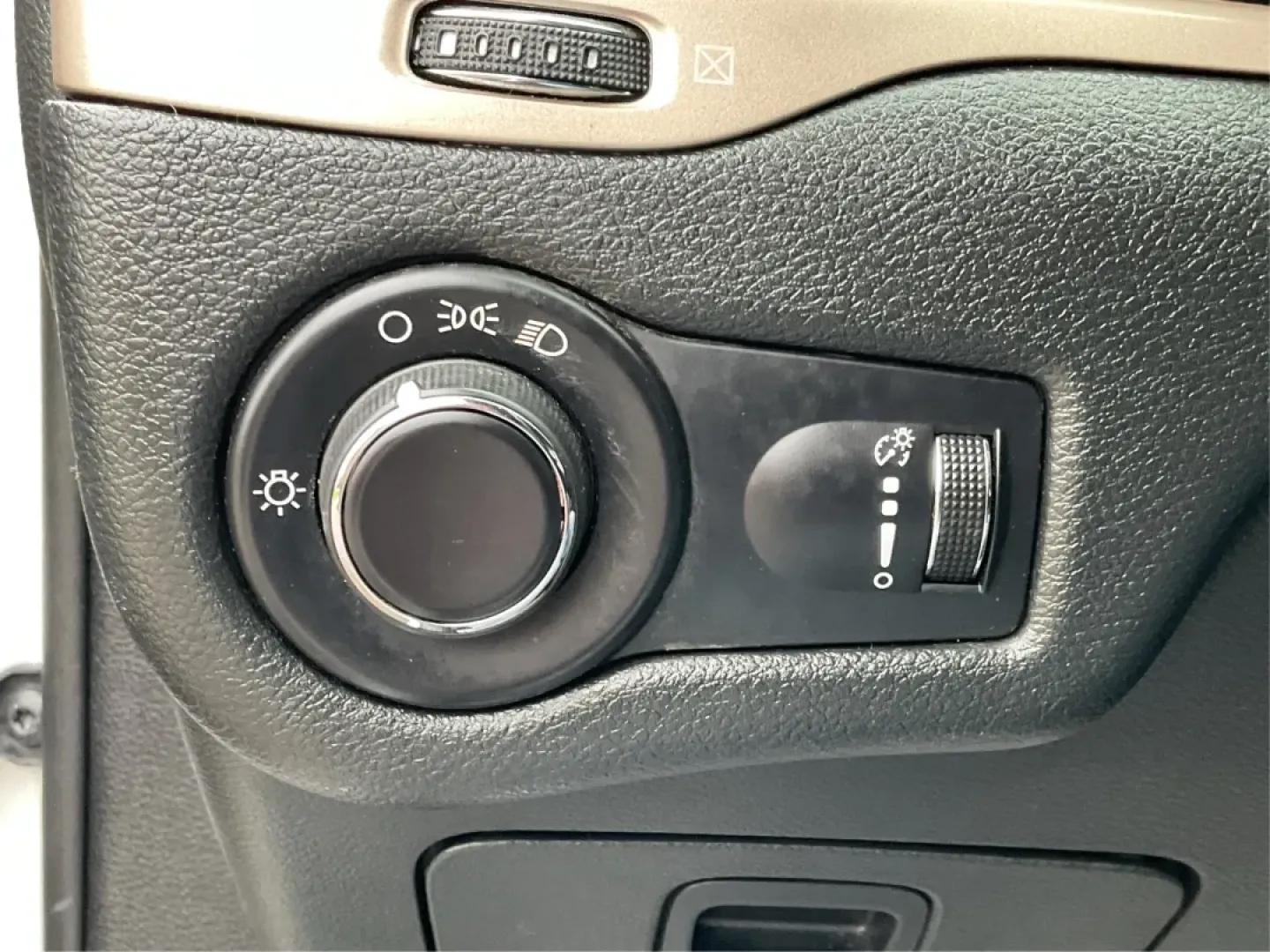 2015 Jeep Cherokee Sport (1C4PJLAB0FW) with an Other engine, located at 1184 Kauffman Ave, Fairborn, OH, 45324, (937) 908-9800, 39.807072, -84.030914 - ### Adventure Awaits with this 2015 Jeep Cherokee Sport!<br /> <br /> Are you ready for your next family road trip, weekend adventure, or daily commute? This 2015 Jeep Cherokee Sport is the perfect companion, combining style, comfort, and versatility for all your lifestyle needs. With its rugged cap - Photo#17