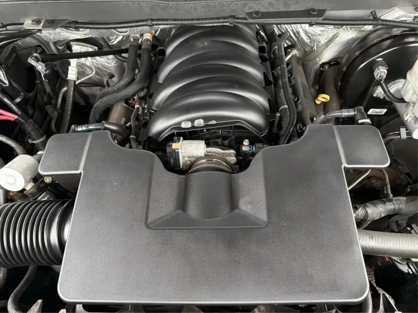 2014 Chevrolet Silverado 1500 1LT (3GCUKREC1EG) with an 5.3L V8 OHV 16V engine, 6-Speed Automatic transmission, located at 1230 East Main St, Xenia, OH, 45385, (937) 908-9800, 39.688026, -83.910172 - **Elevate Your Lifestyle with the 2014 Chevrolet Silverado 1500** <br /> <br /> Unleash the power of adventure with the 2014 Chevrolet Silverado 1500, the perfect companion for weekend road trips, family outings, or tackling tough jobs around Troy, OH. This rugged yet refined truck blends capabilit - Photo#11