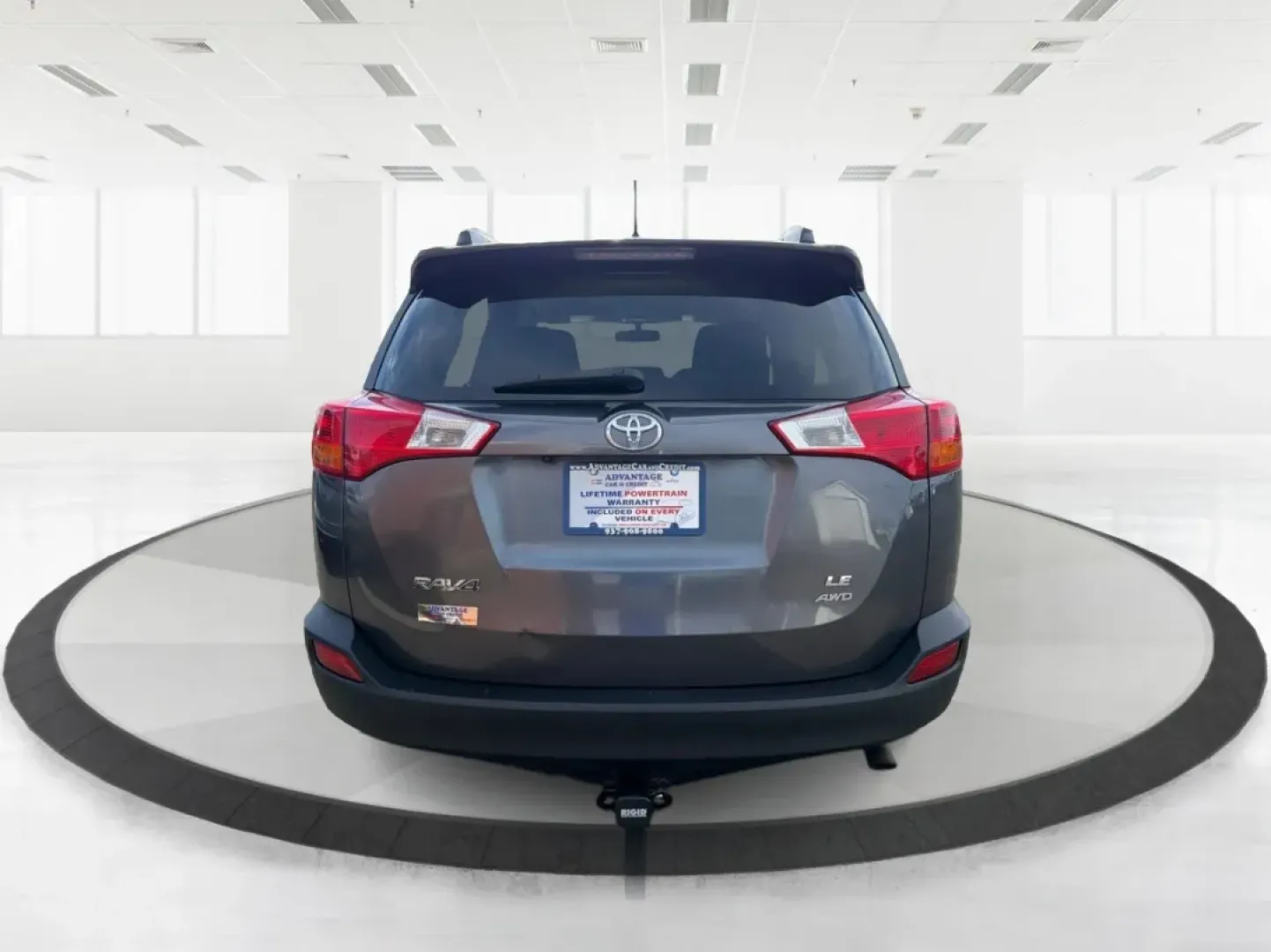 2013 Toyota RAV4 LE (2T3BFREV1DW) with an 2.5L I-4 DOHC engine, located at 401 Woodman Dr, Riverside, OH, 45431, (937) 908-9800, 39.760899, -84.123421 - Are you ready to elevate your daily commute or embark on your next weekend adventure? Look no further than this impressive 2013 Toyota RAV4 LE, available now at Advantage Car and Credit - Riverside. This versatile SUV is perfect for budget-conscious buyers seeking a reliable vehicle that accommodate - Photo#3