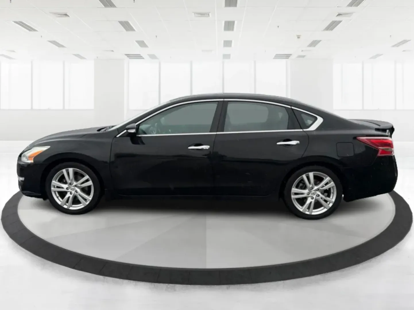 2013 Nissan Altima 3.5 SL (1N4BL3AP9DC) with an VQ 3.5L V-6 DOHC engine, located at 401 Woodman Dr, Riverside, OH, 45431, (937) 908-9800, 39.760899, -84.123421 - **Discover the 2013 Nissan Altima 3.5 SL - Your Perfect Family Sedan Awaits!**<br /> <br /> Are you in search of a reliable and stylish sedan that fits seamlessly into your daily life? The 2013 Nissan Altima 3.5 SL is here to cater to your needs, whether you're navigating the school run, commuting t - Photo#5