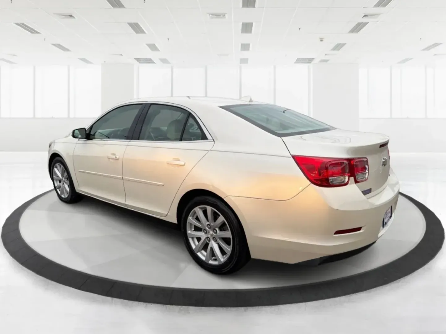 2014 Chevrolet Malibu 2LT (1G11E5SL4EF) with an ECOTEC 2.5L I-4 gasoline direct injection engine, located at 4508 South Dixie Dr, Moraine, OH, 45439, (937) 908-9800, 39.689976, -84.218452 - 2014 Chevrolet Malibu 2LT - Photo#4