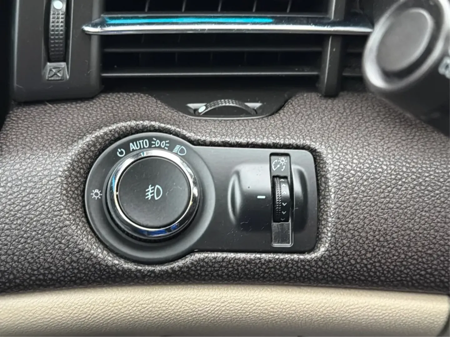 2014 Chevrolet Malibu 2LT (1G11E5SL4EF) with an ECOTEC 2.5L I-4 gasoline direct injection engine, located at 4508 South Dixie Dr, Moraine, OH, 45439, (937) 908-9800, 39.689976, -84.218452 - 2014 Chevrolet Malibu 2LT - Photo#17