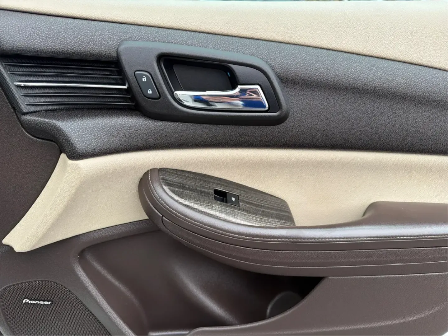 2014 Chevrolet Malibu 2LT (1G11E5SL4EF) with an ECOTEC 2.5L I-4 gasoline direct injection engine, located at 4508 South Dixie Dr, Moraine, OH, 45439, (937) 908-9800, 39.689976, -84.218452 - 2014 Chevrolet Malibu 2LT - Photo#20