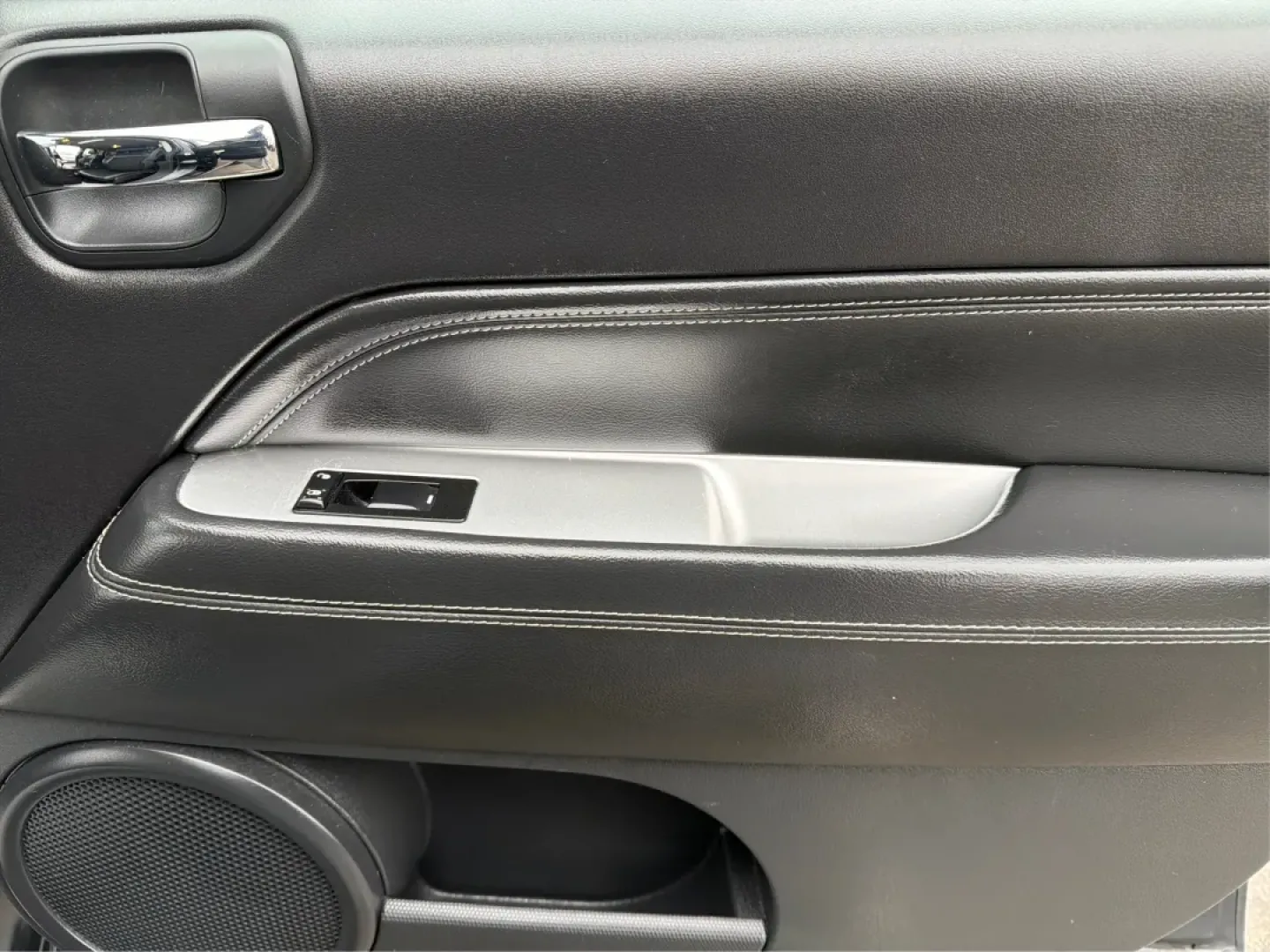 2014 Jeep Compass Latitude (1C4NJDEB3ED) with an 2.4L I-4 DOHC engine, located at 1951 S Dayton Lakeview Rd., New Carlisle, OH, 45344, (937) 908-9800, 39.890999, -84.050255 - ### Explore the Open Road with Confidence in the 2014 Jeep Compass Latitude!<br /> <br /> Are you ready to embrace the freedom of adventure? The 2014 Jeep Compass Latitude is the perfect vehicle for those who crave a blend of rugged capability and family-friendly comfort. Whether you're planning a w - Photo#18