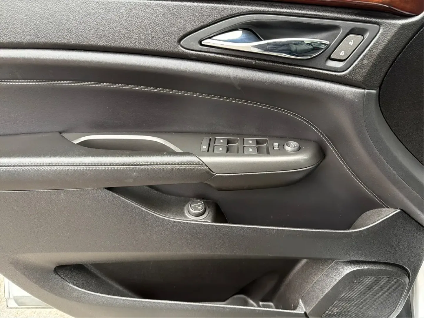 2012 Cadillac SRX Luxury Collection (3GYFNDE35CS) with an 3.6L V-6 gasoline direct injection engine, located at 401 Woodman Dr, Riverside, OH, 45431, (937) 908-9800, 39.760899, -84.123421 - Experience the perfect blend of luxury and practicality with this stunning 2012 Cadillac SRX Luxury Collection, available now at Advantage Car and Credit in Riverside, OH. Whether you're a growing family in need of space, a commuter looking for comfort, or someone who enjoys weekend adventures, this - Photo#19