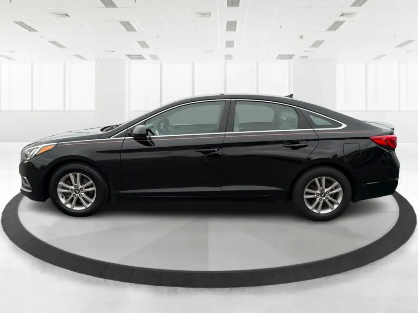 2017 Hyundai Sonata SE (5NPE24AF6HH) with an 2.4L I-4 gasoline direct injection engine, located at 8750 N County Rd 25A, Piqua, OH, 45356, (937) 908-9800, 40.164391, -84.232513 - Experience the open road like never before with the 2017 Hyundai Sonata SE, a perfect sedan for those who value style, comfort, and reliability. Whether you're commuting to work in Piqua, planning weekend getaways, or driving your family to soccer practice, this versatile vehicle is designed to meet - Photo#5